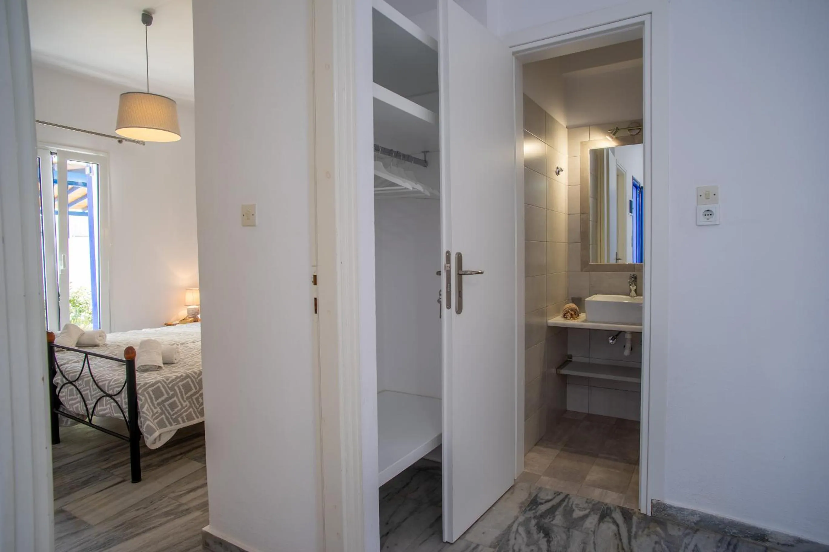 Photo of the whole room, Bed in Marioly Studios