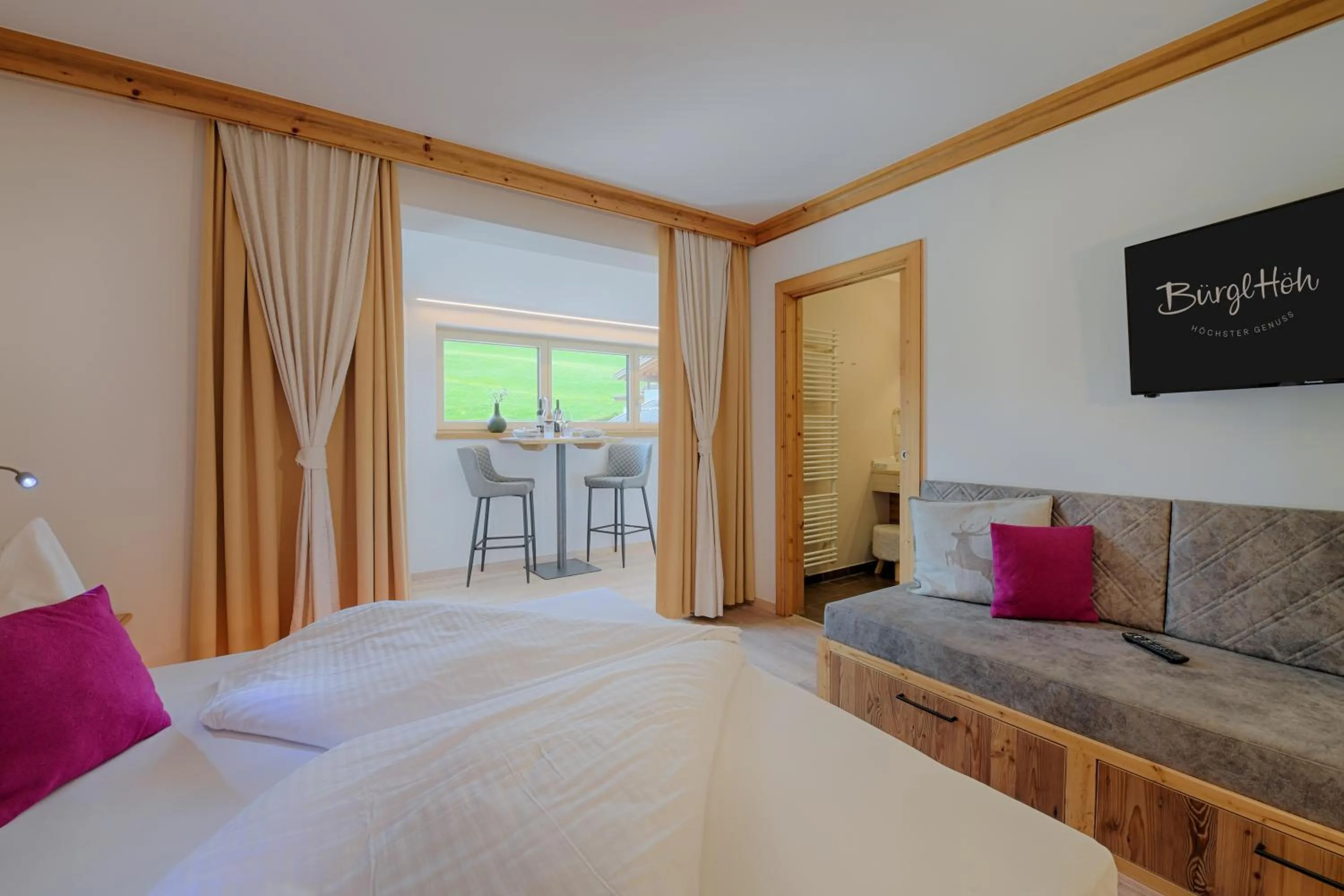 Living room, Bed in Hotel und Alpen Apartments mit Sauna - Bürglhöh