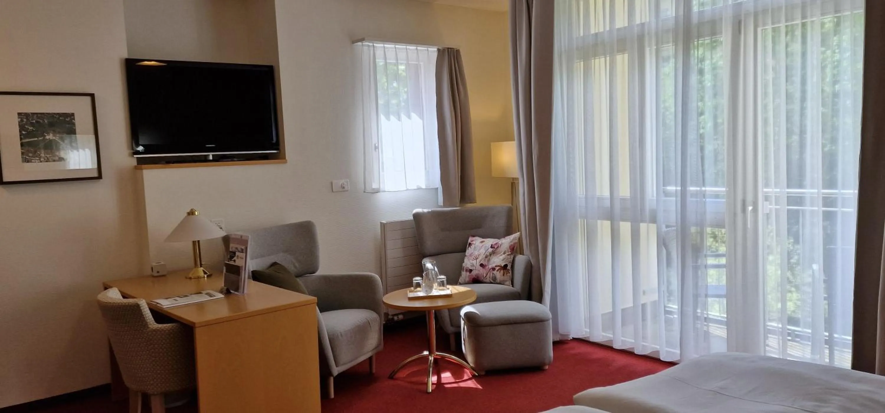 Seating area, Bed in Hotel Promenade