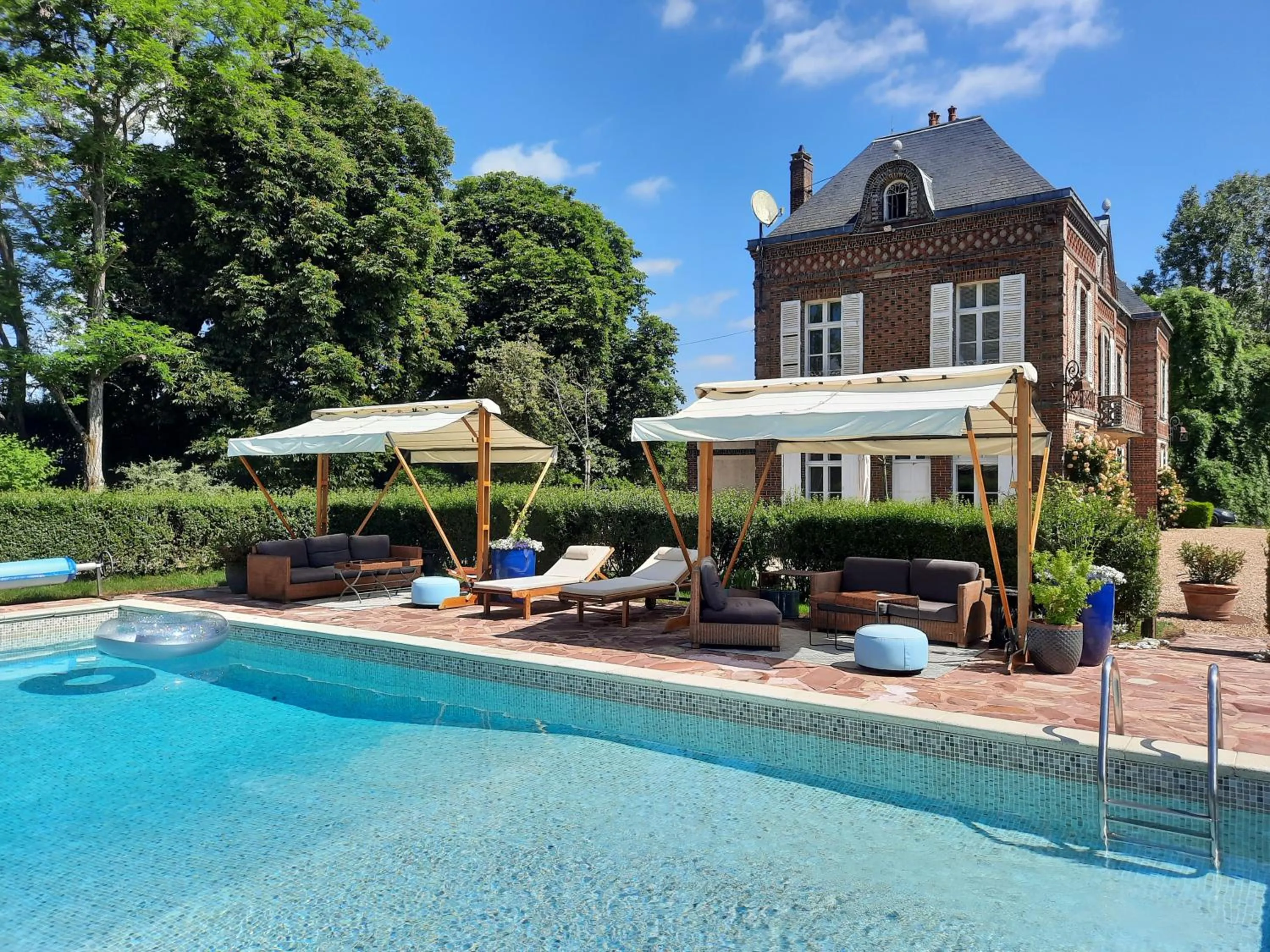 Swimming pool in Manoir des Tuileries du Buisson