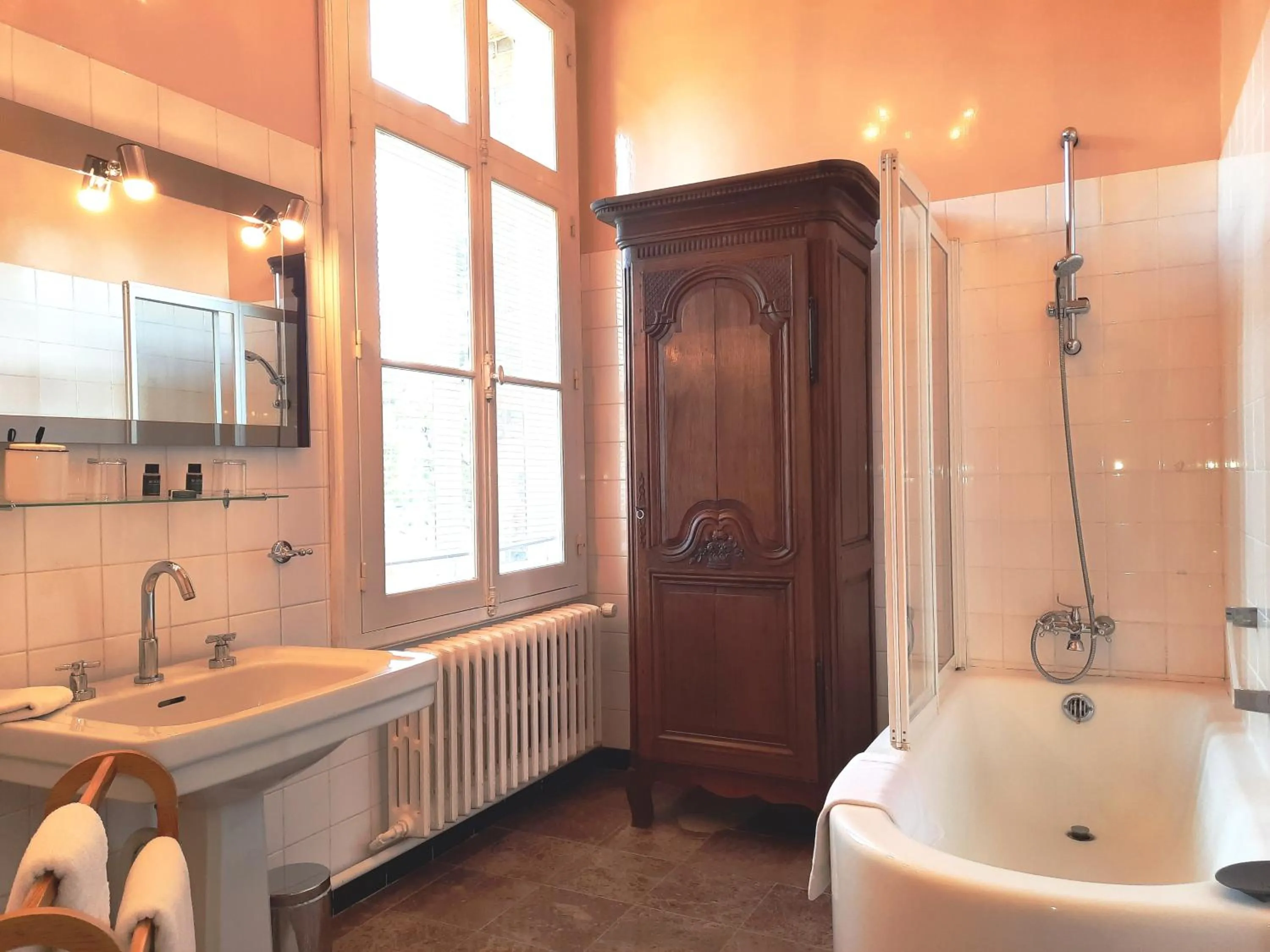 Bathroom in Manoir des Tuileries du Buisson