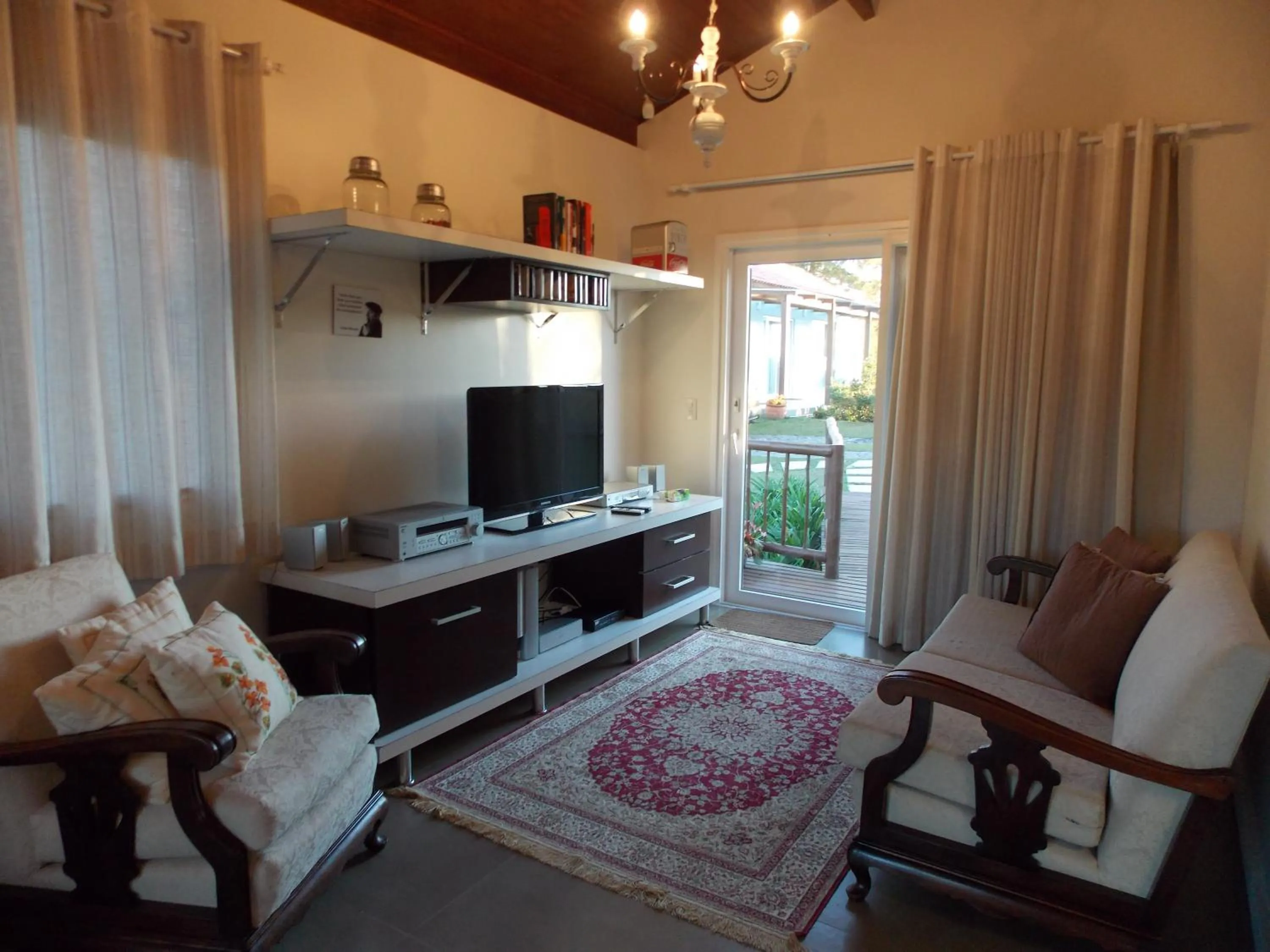 Communal lounge/ TV room in Pouso Mantiqueira