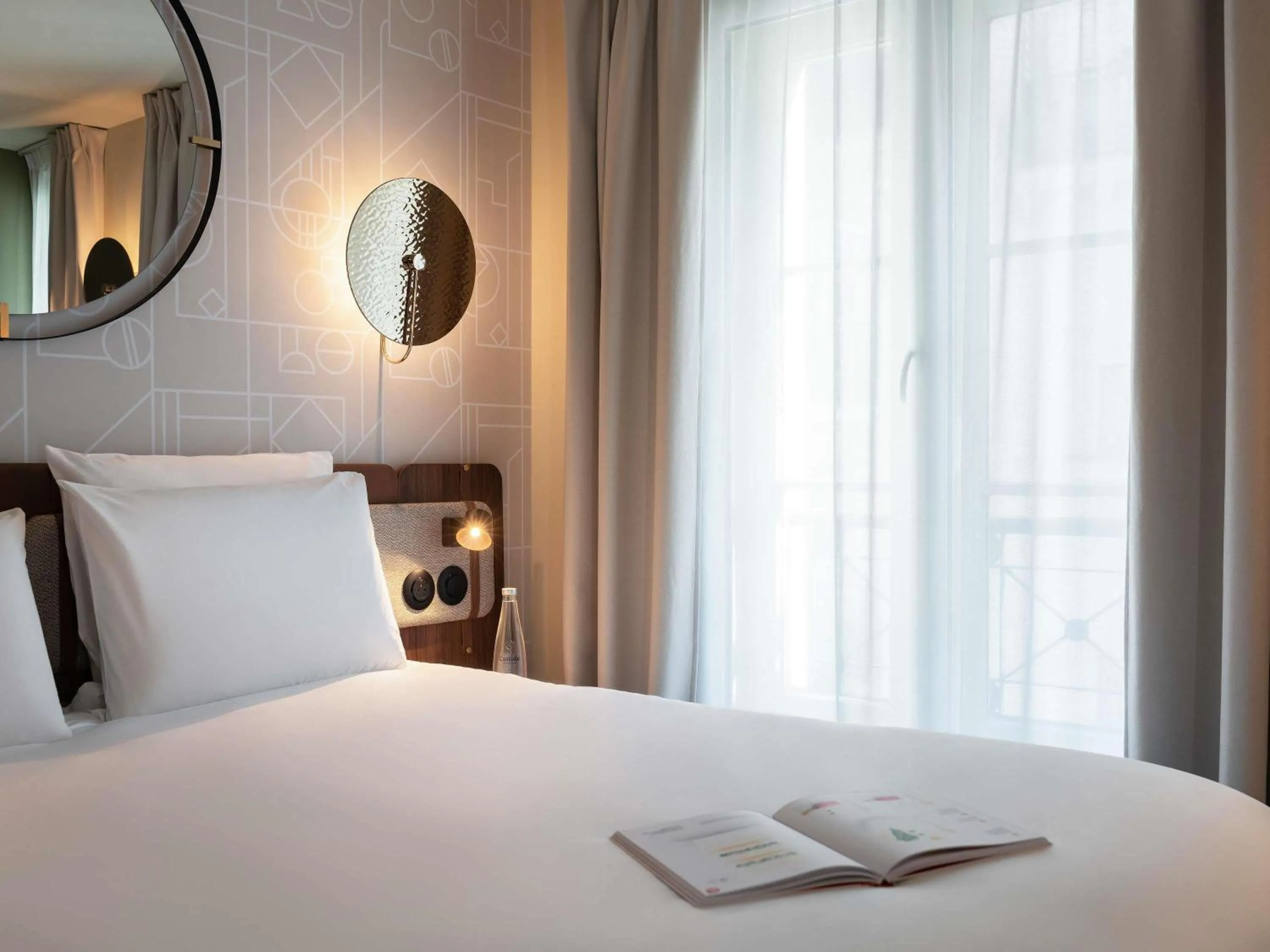 Bedroom, Bed in Mercure Paris Opera Grands Boulevards