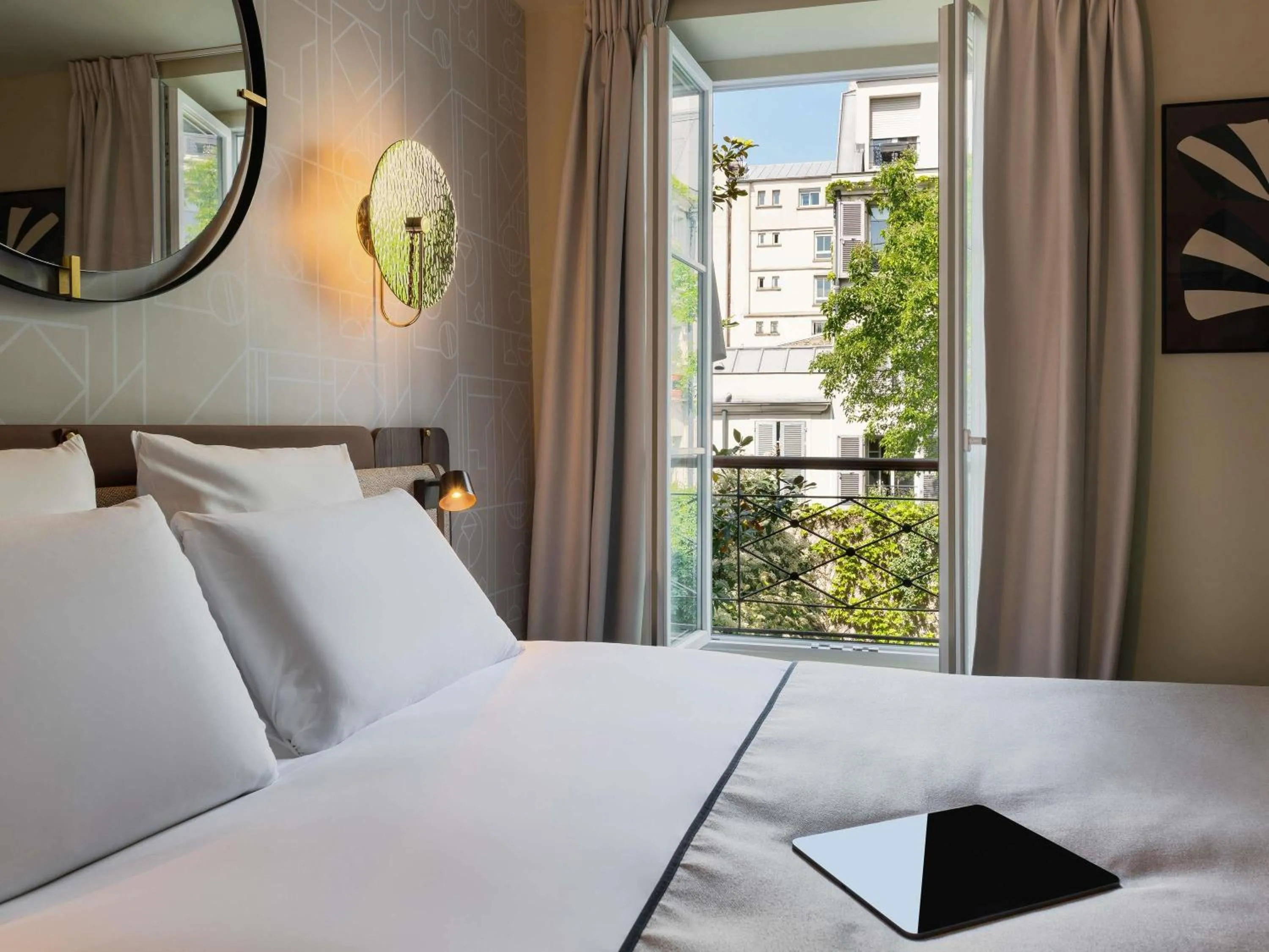 Bedroom, Bed in Mercure Paris Opera Grands Boulevards