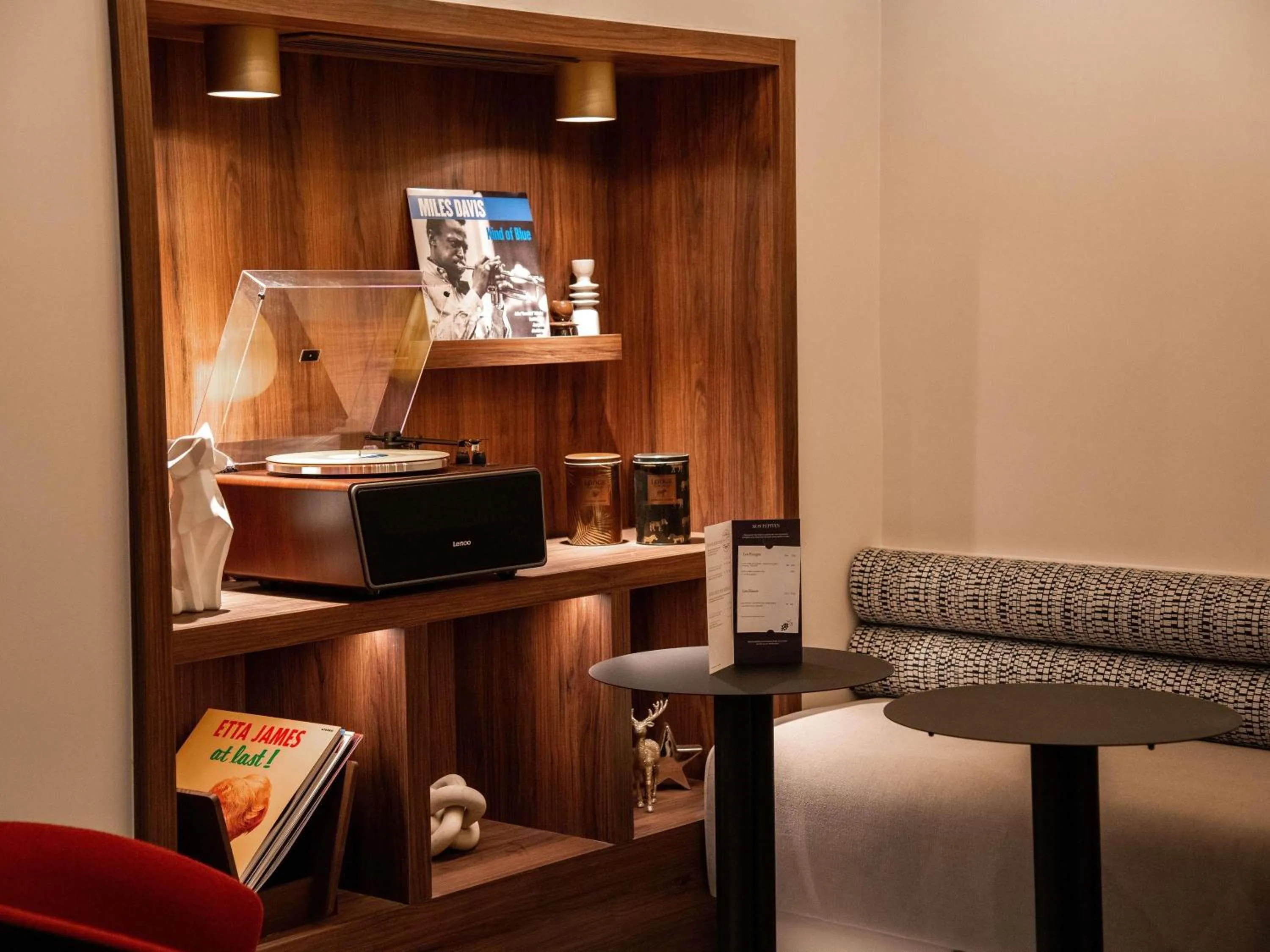 Lounge or bar in Mercure Paris Opera Grands Boulevards