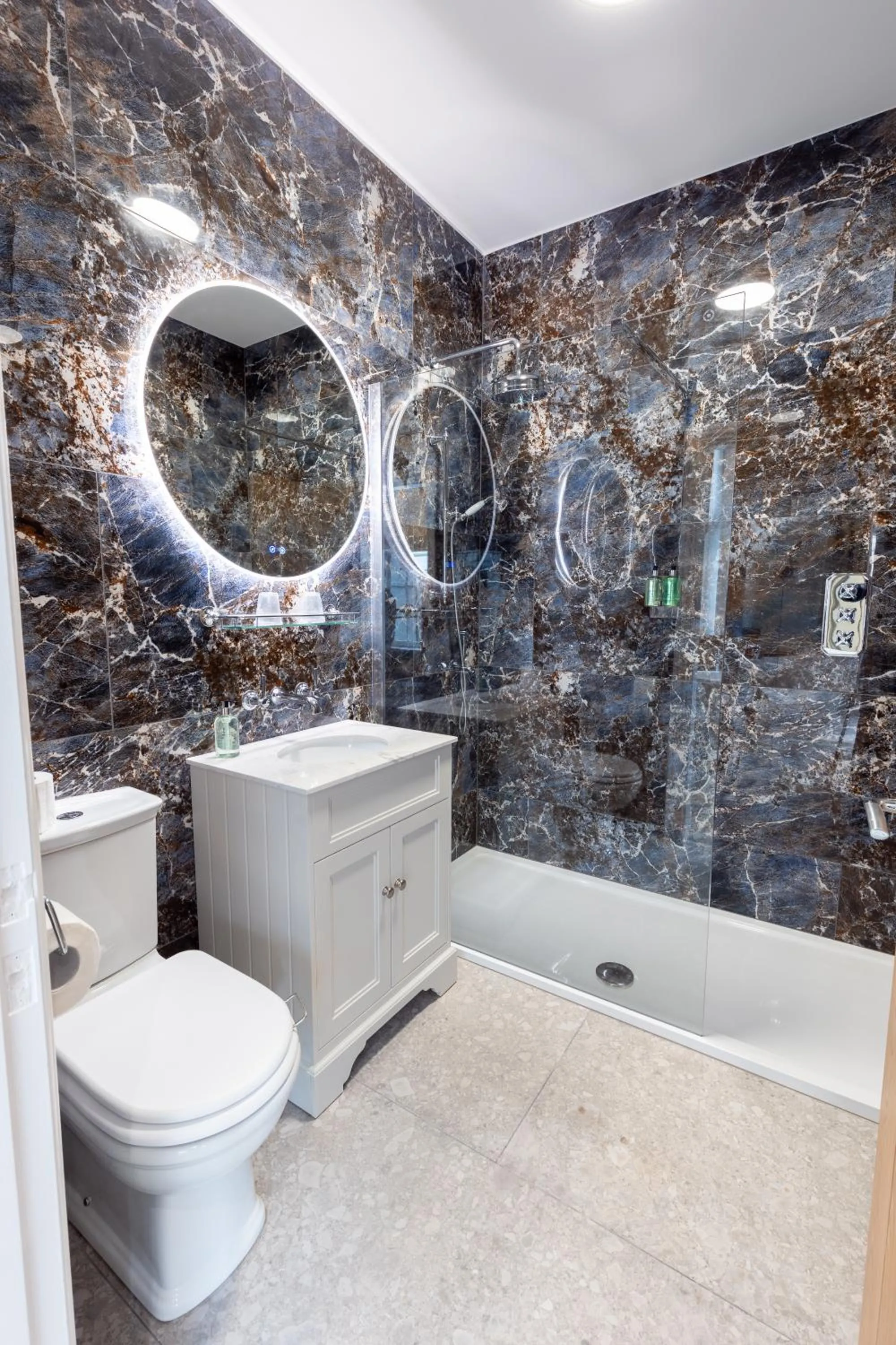 Shower in The Resolution Hotel