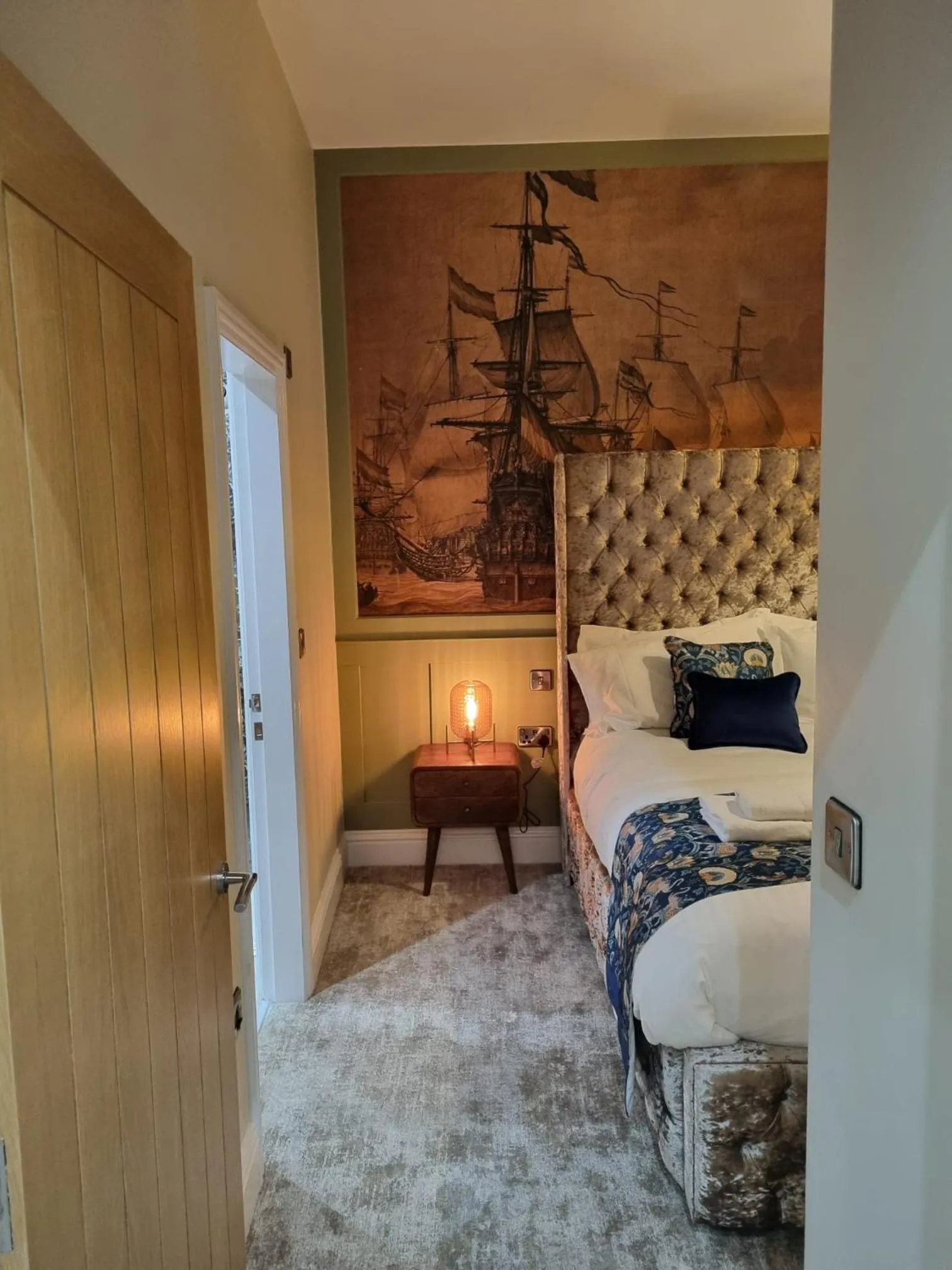 Bathroom, Bed in The Resolution Hotel