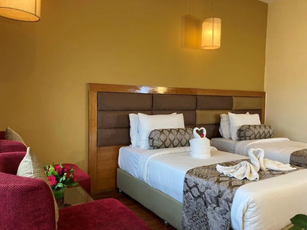 Seating area, Bed in Hotel Ramanashree Richmond