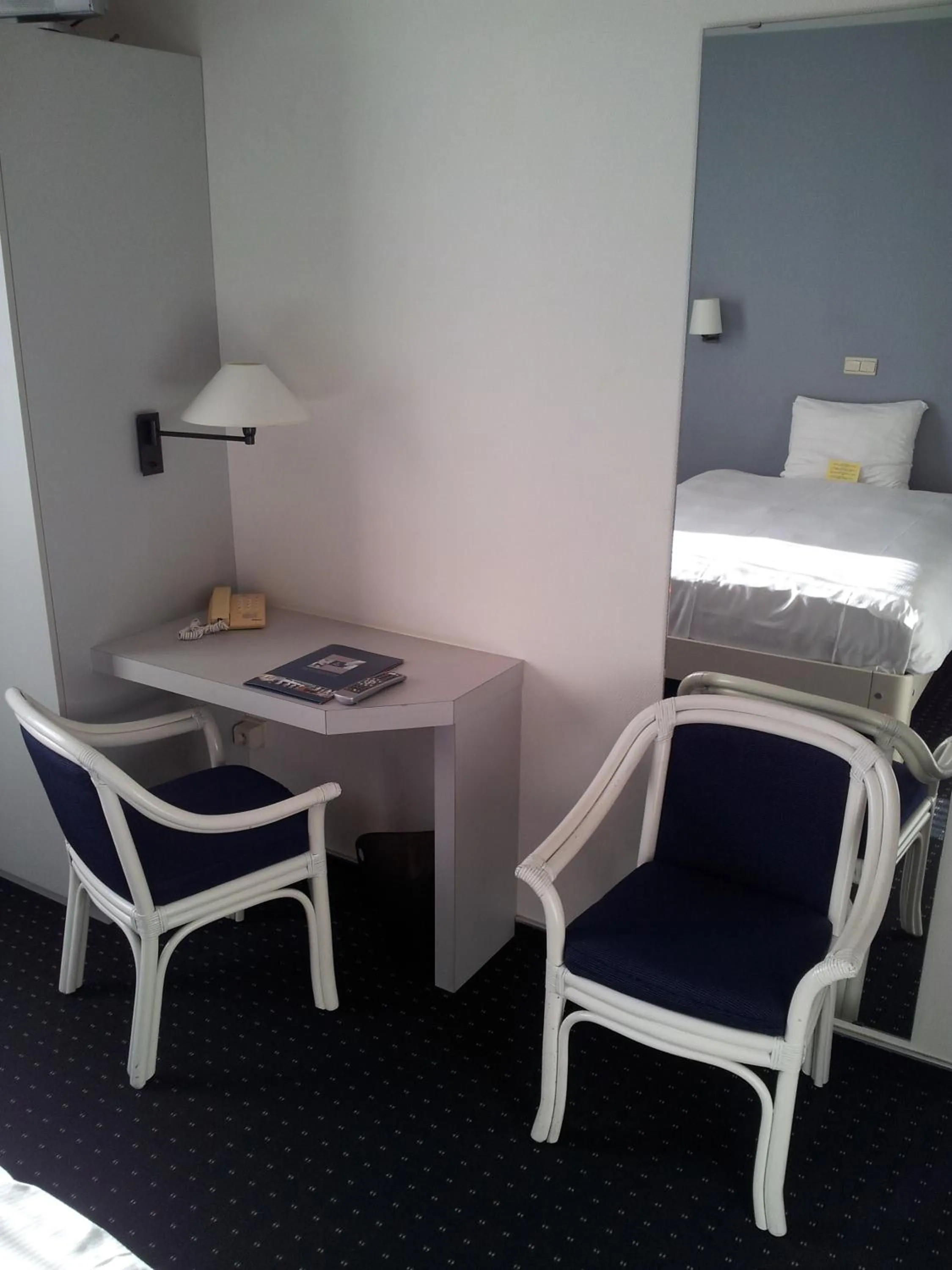 Seating area, Bed in Hotel De Swaen