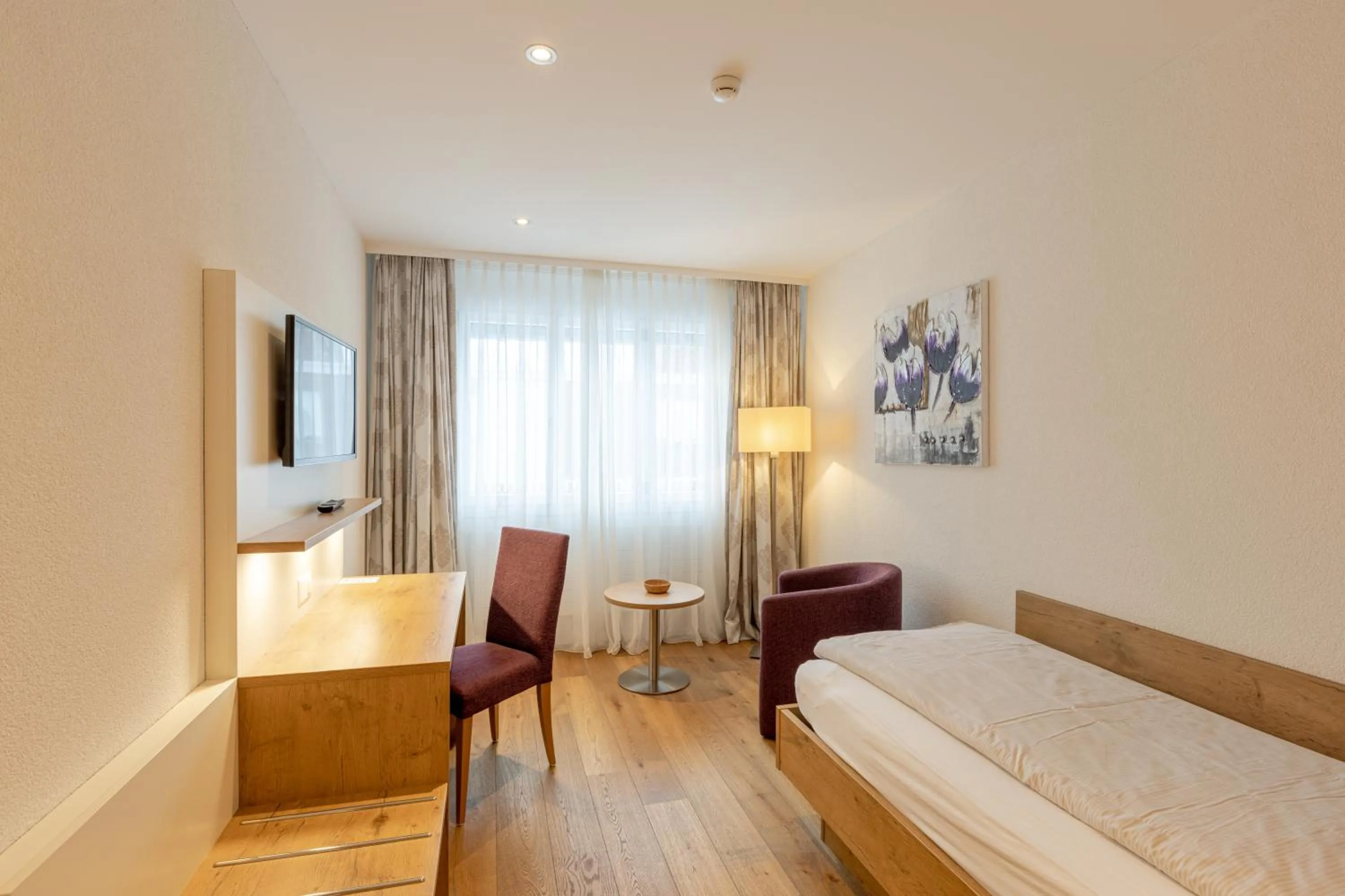 Photo of the whole room, Bed in Hotel Flamatt