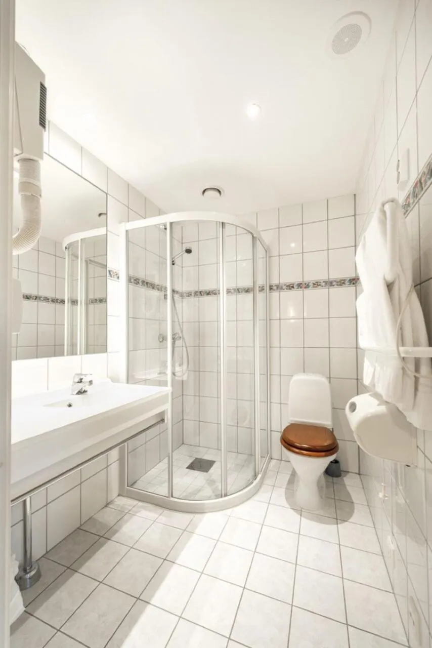 Toilet in Senja Hotell