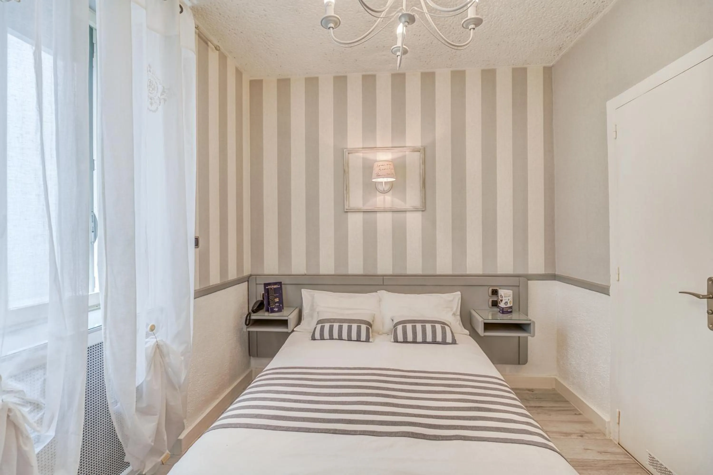 Property building, Bed in Contact Hôtel des Deux Moulins Limoges - Proche de la gare