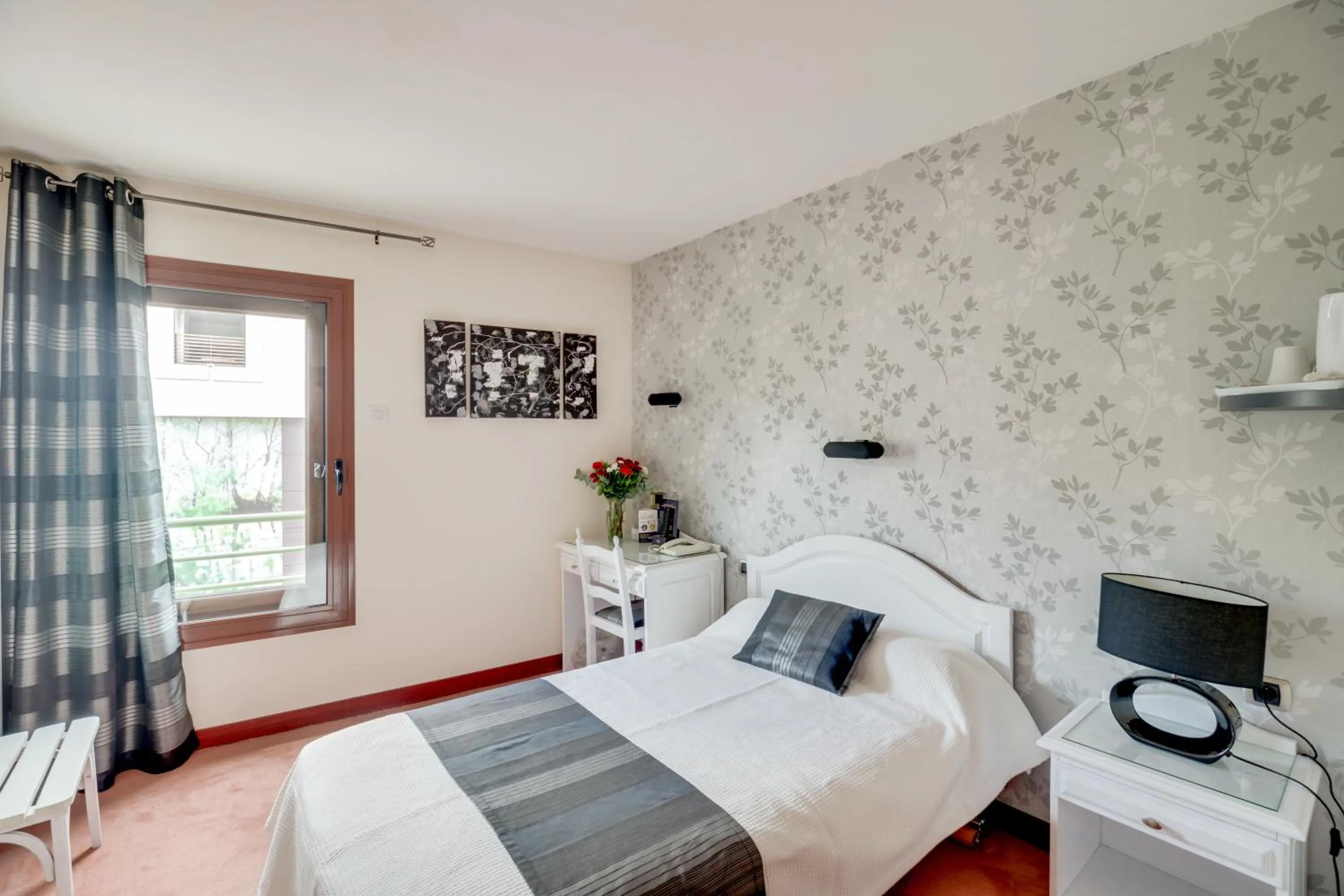 Photo of the whole room, Bed in Contact Hôtel des Deux Moulins Limoges - Proche de la gare