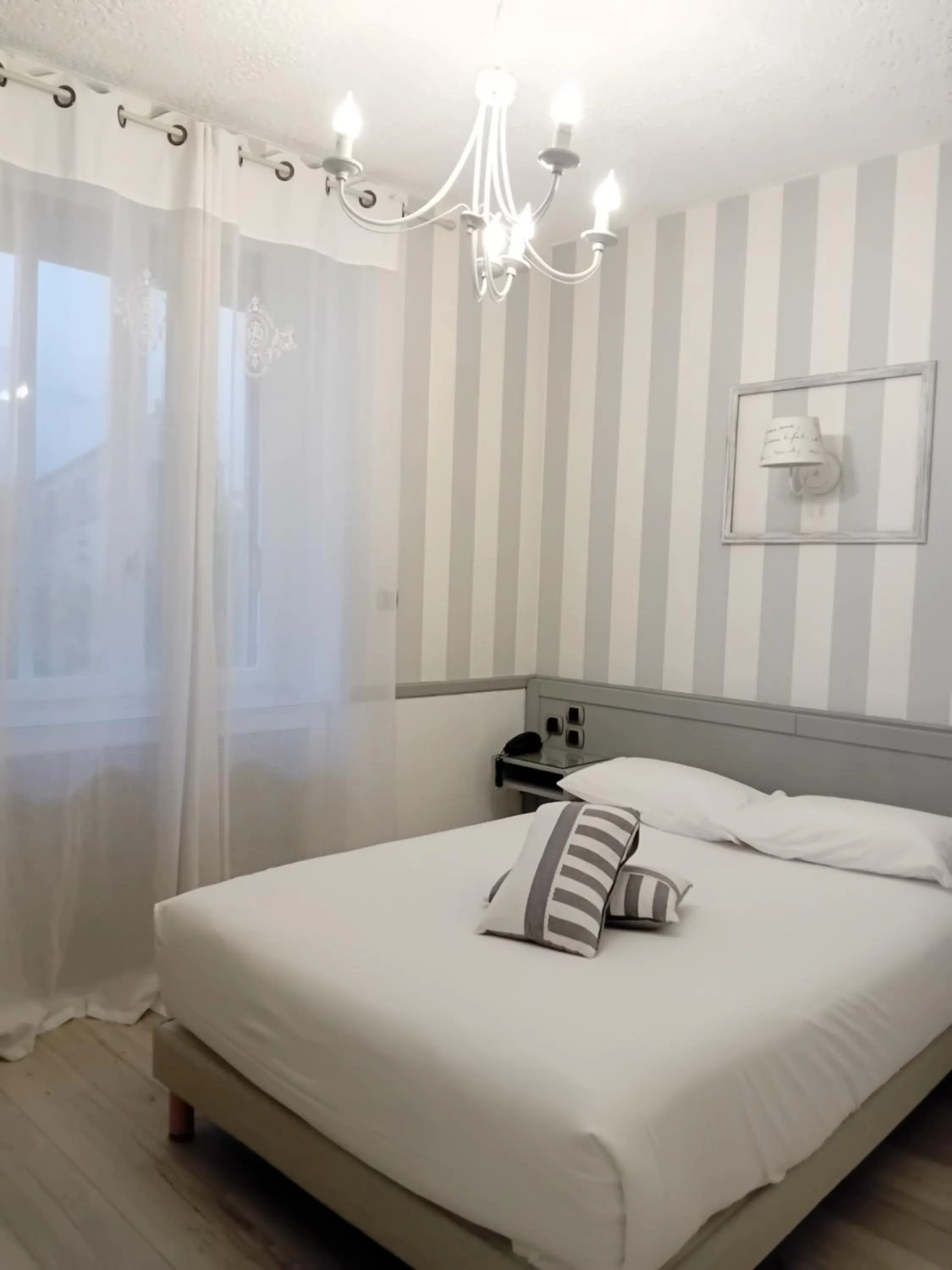 Property building, Bed in Contact Hôtel des Deux Moulins Limoges - Proche de la gare