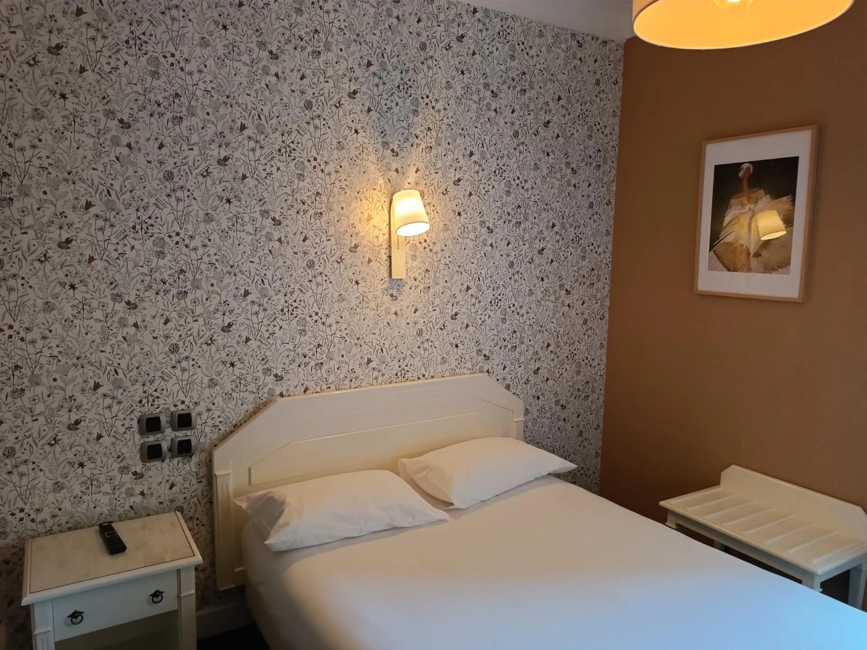 Shower, Bed in Contact Hôtel des Deux Moulins Limoges - Proche de la gare