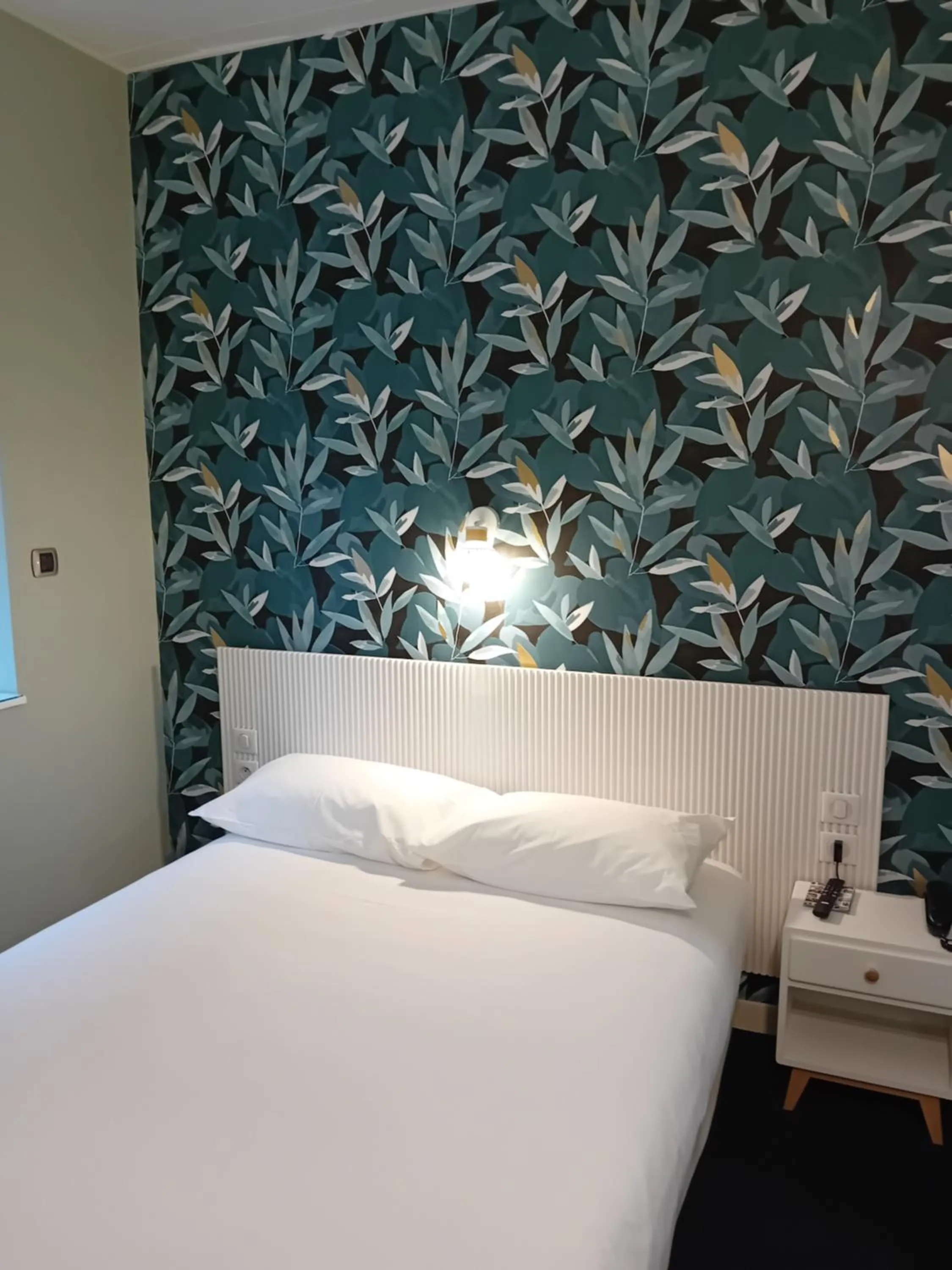 Shower, Bed in Contact Hôtel des Deux Moulins Limoges - Proche de la gare