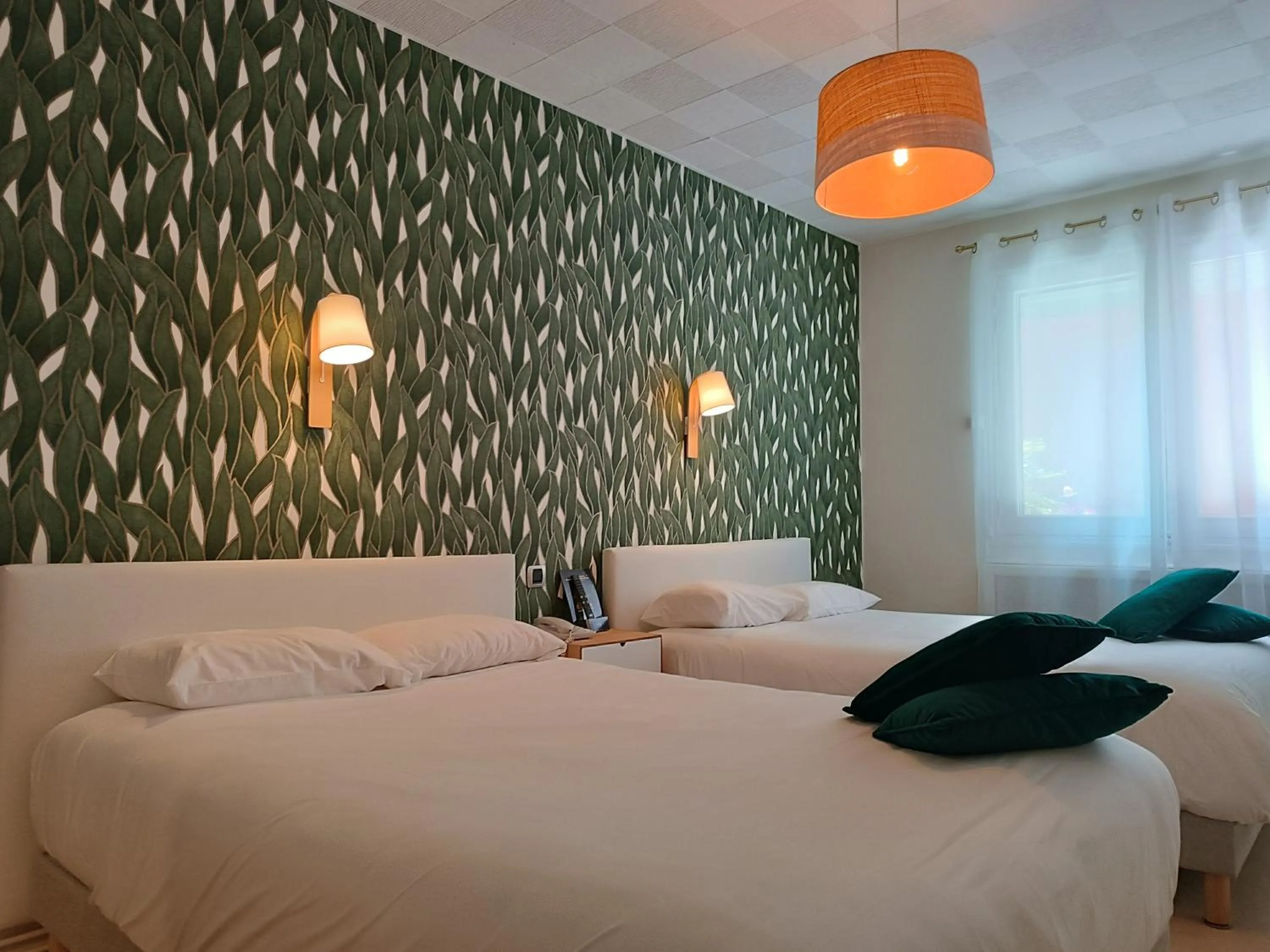 Property building, Bed in Contact Hôtel des Deux Moulins Limoges - Proche de la gare