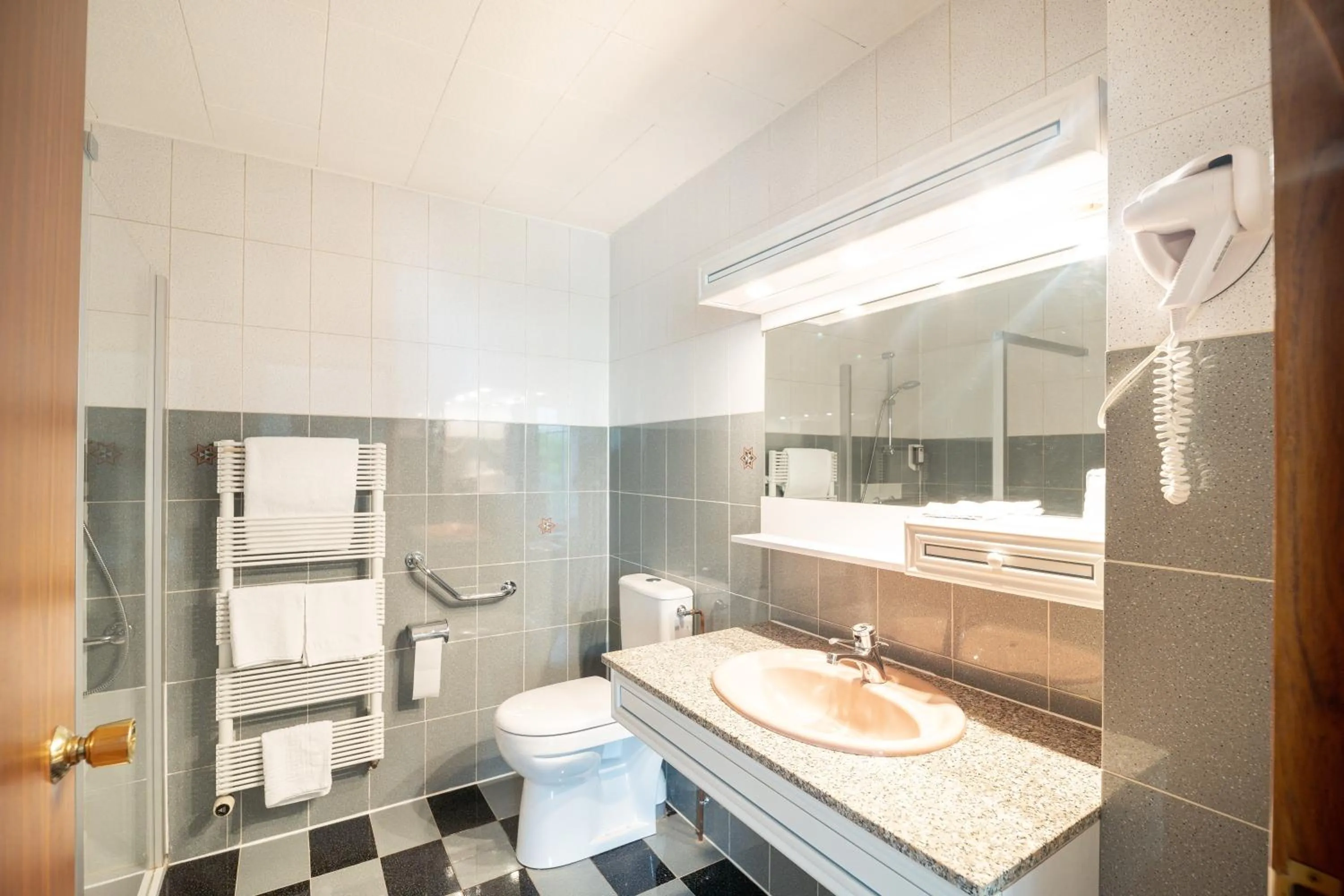 Bathroom in Contact Hôtel des Deux Moulins Limoges - Proche de la gare