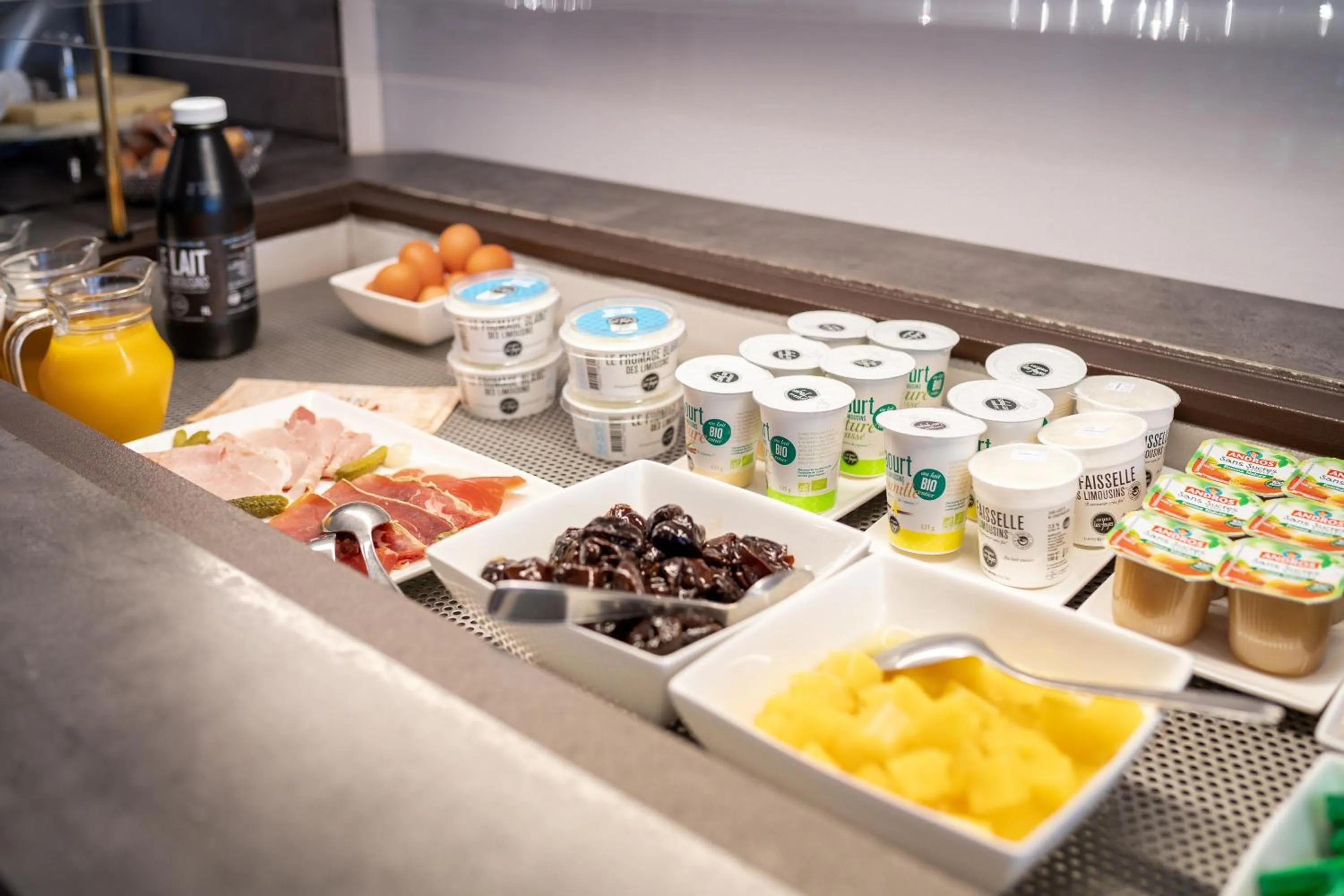 Breakfast in Contact Hôtel des Deux Moulins Limoges - Proche de la gare