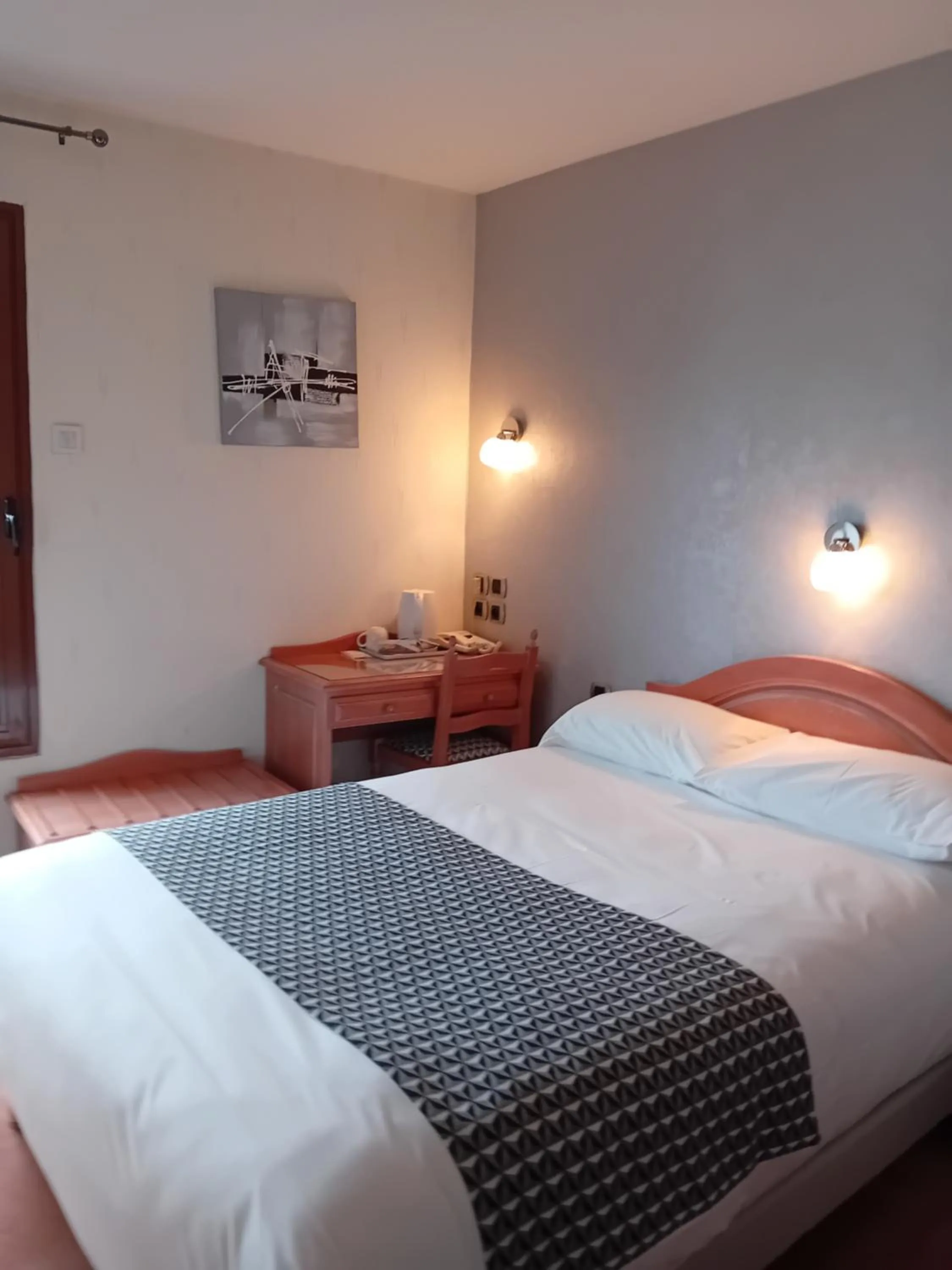 Shower, Bed in Contact Hôtel des Deux Moulins Limoges - Proche de la gare