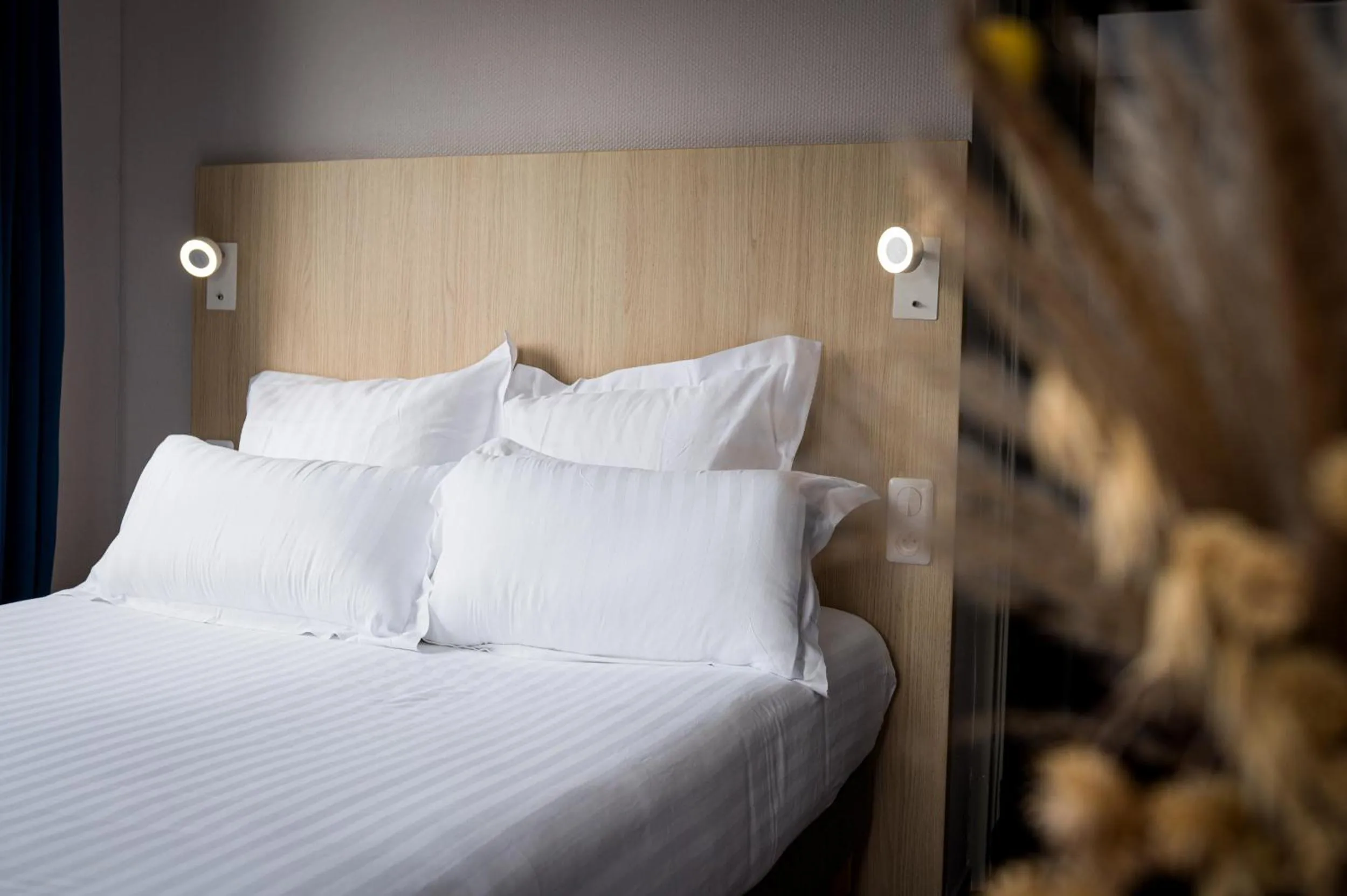 Bed in Saint Aubin Logis Hôtel & Restaurant