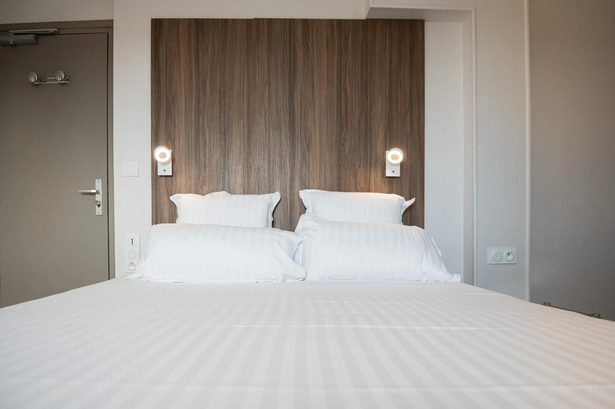 Bed in Saint Aubin Logis Hôtel & Restaurant