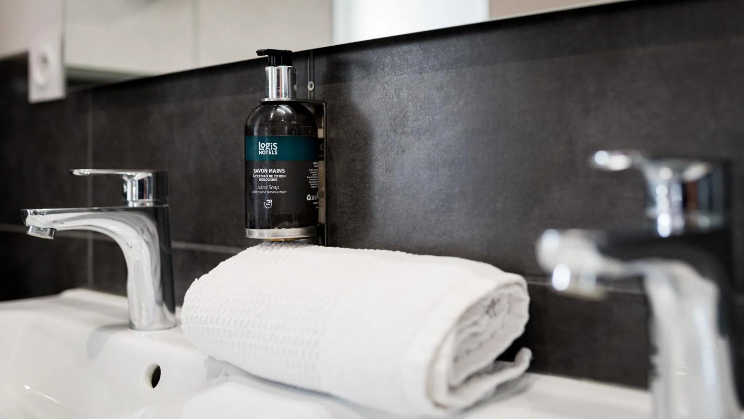 Bathroom in Saint Aubin Logis Hôtel & Restaurant