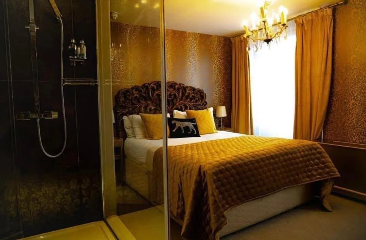 Bedroom in OYO The Townhouse