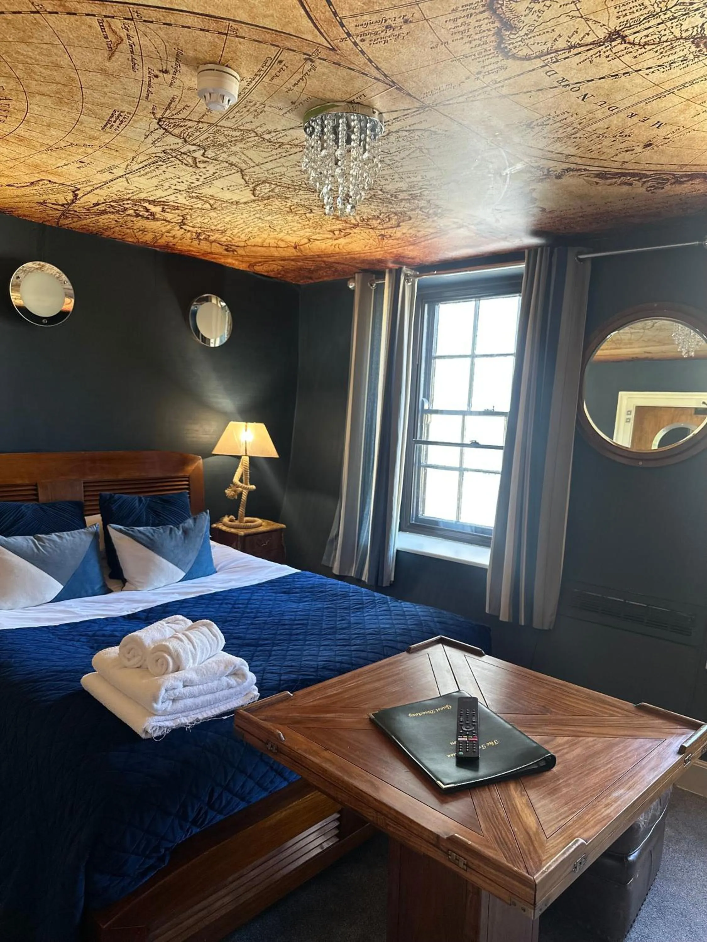 Bedroom in OYO The Townhouse