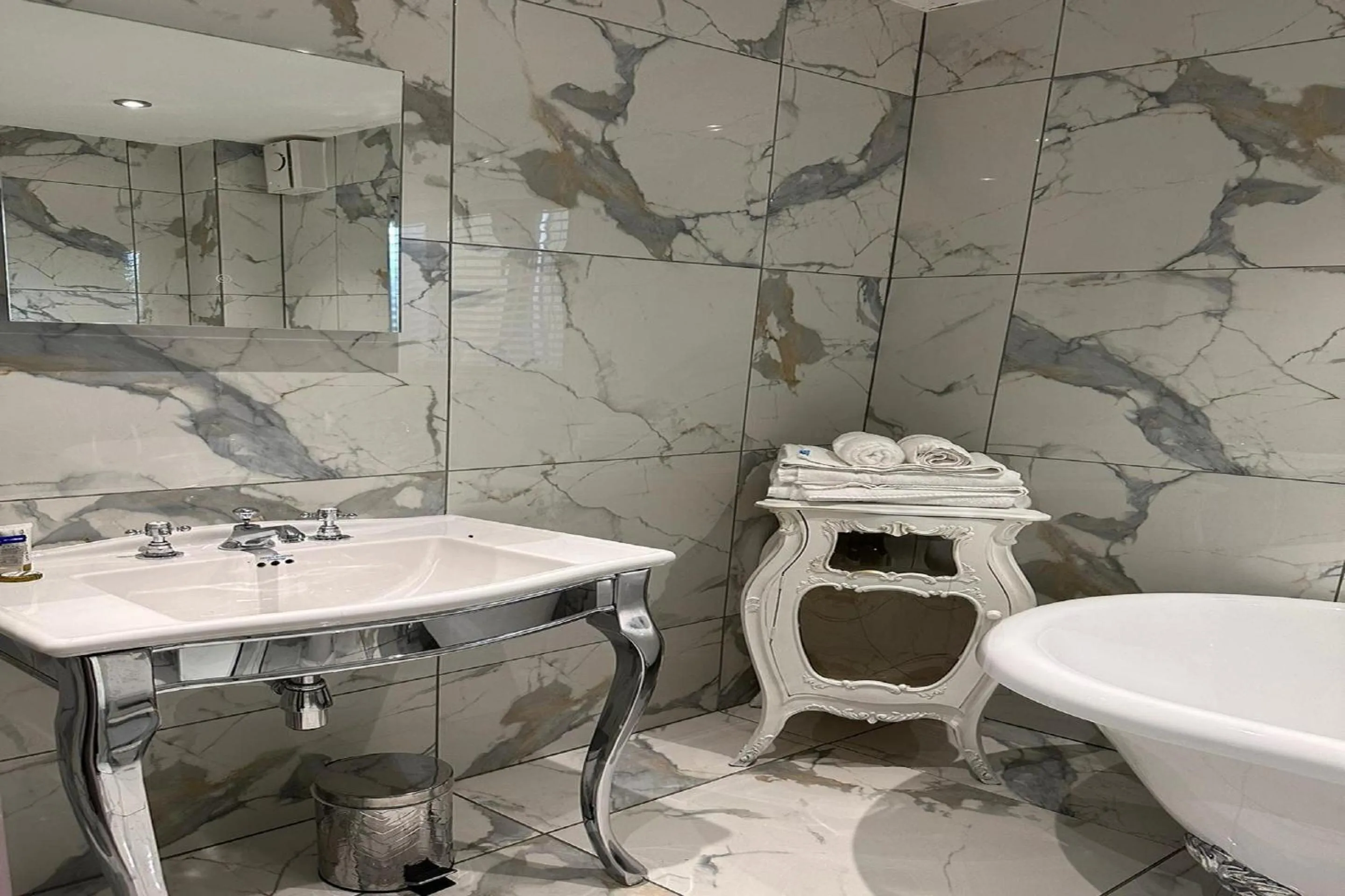 Bathroom in OYO The Townhouse