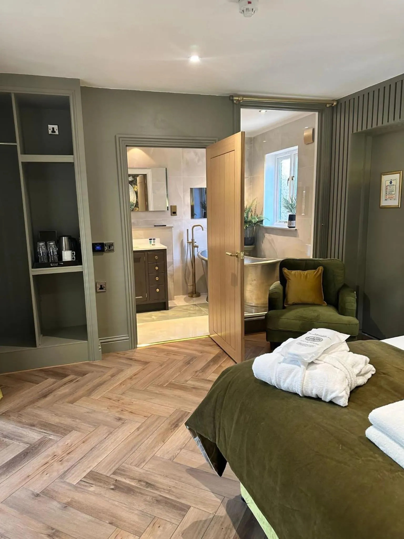 Bedroom in OYO The Townhouse