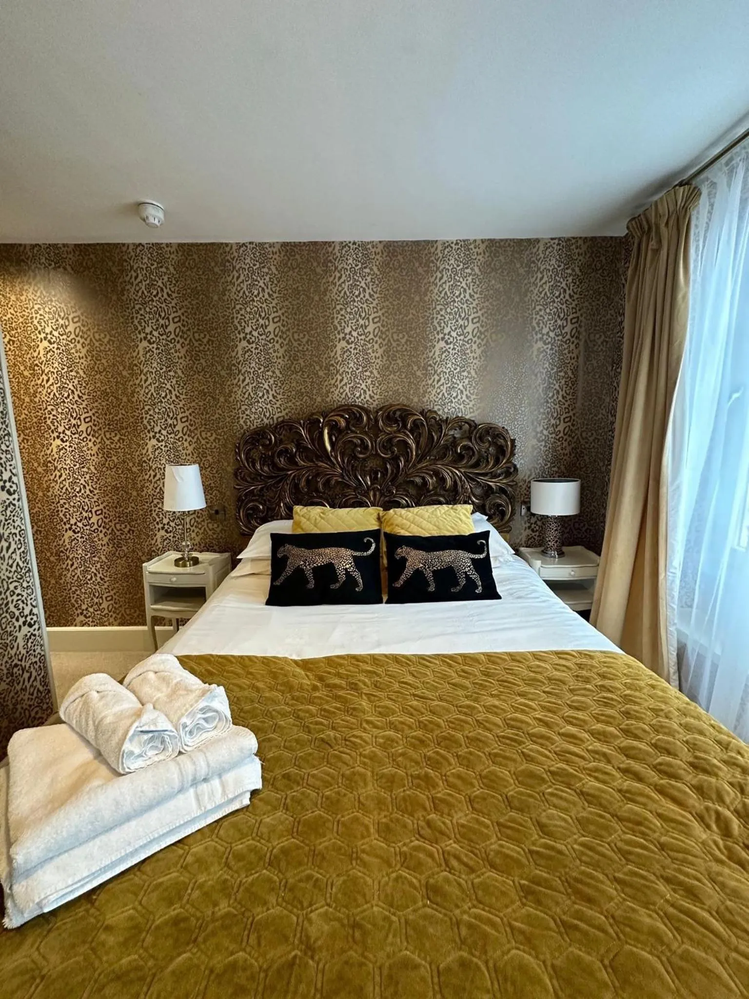 Bedroom in OYO The Townhouse