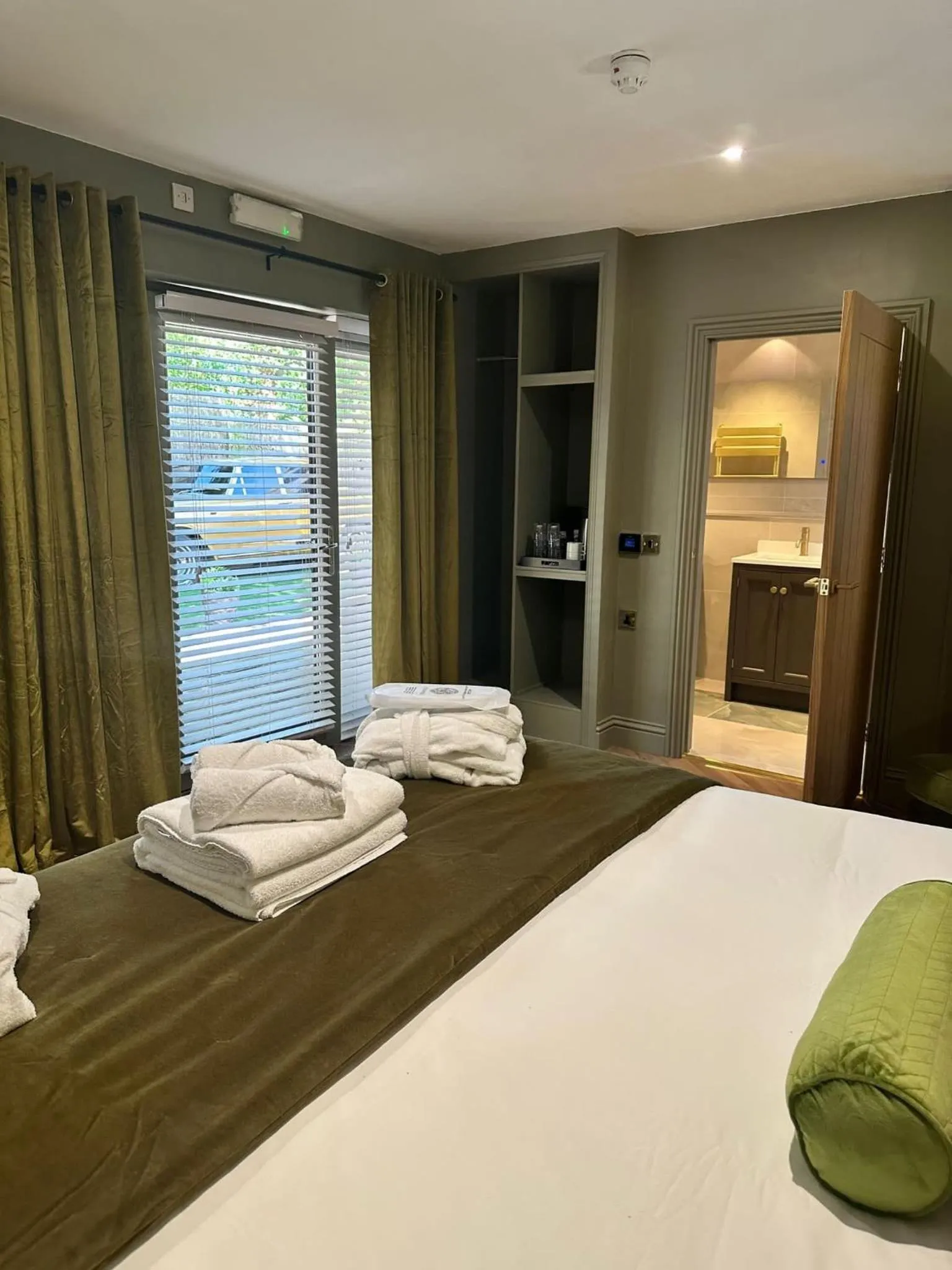 Bedroom in OYO The Townhouse