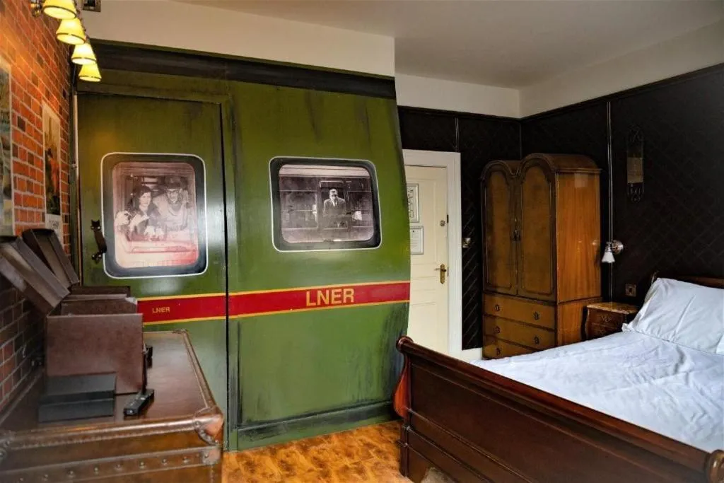 Bedroom in OYO The Townhouse