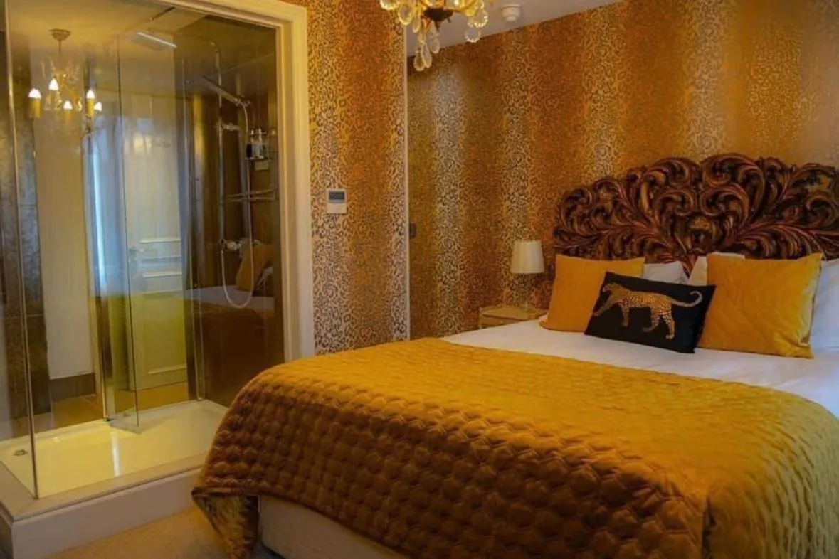 Bedroom in OYO The Townhouse