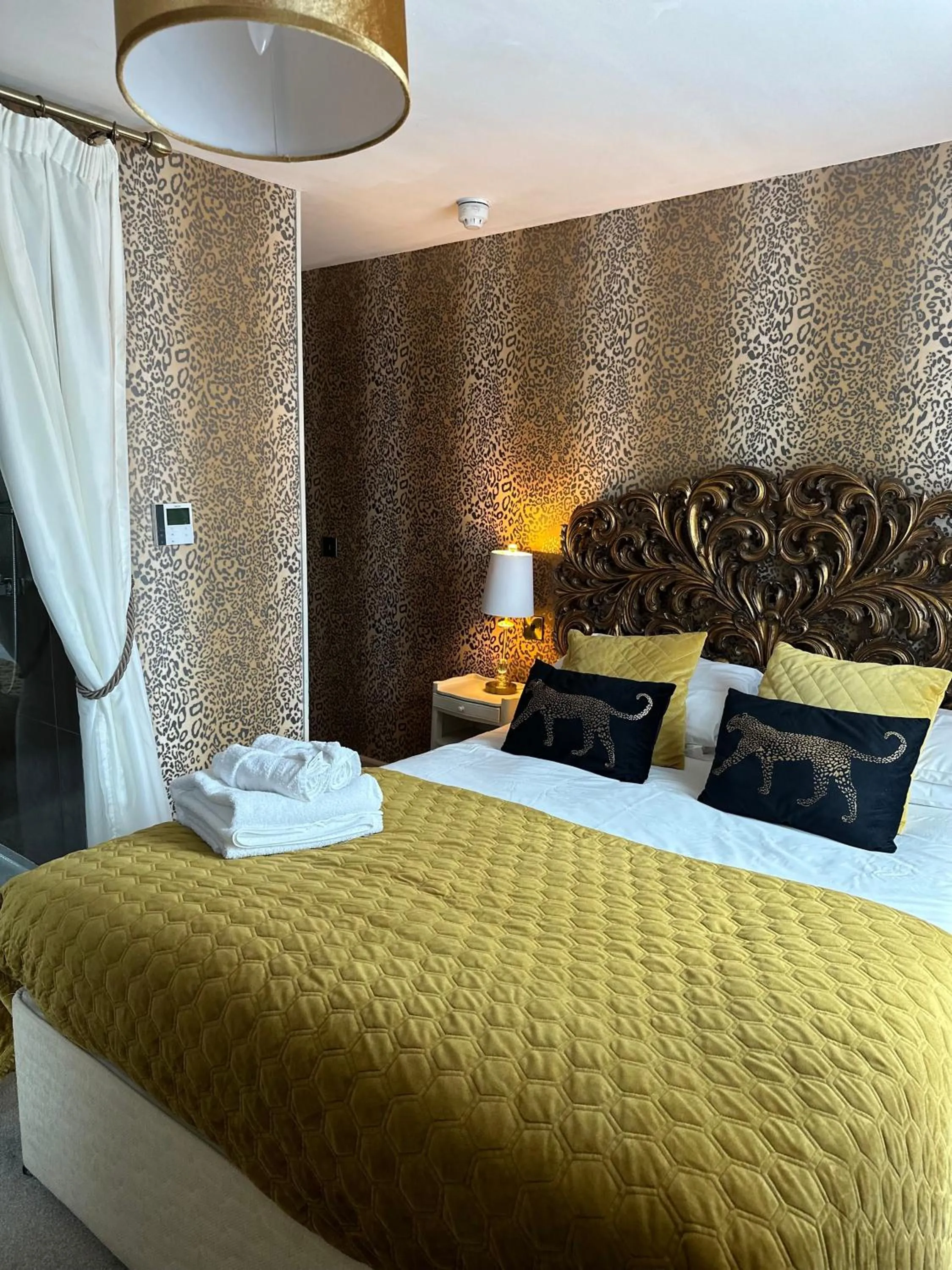 Bedroom in OYO The Townhouse