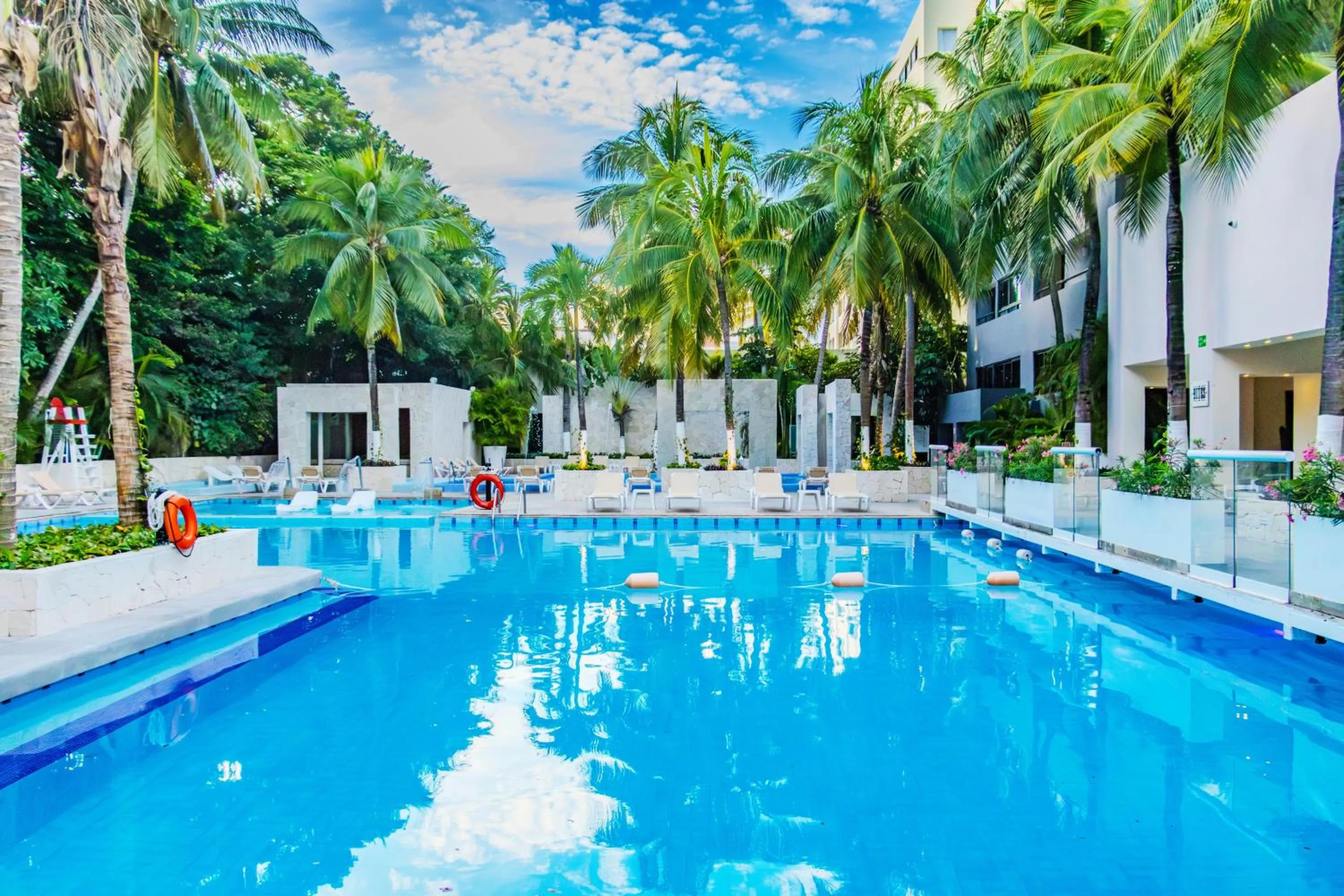 Swimming pool in Smart Cancun the Urban Oasis