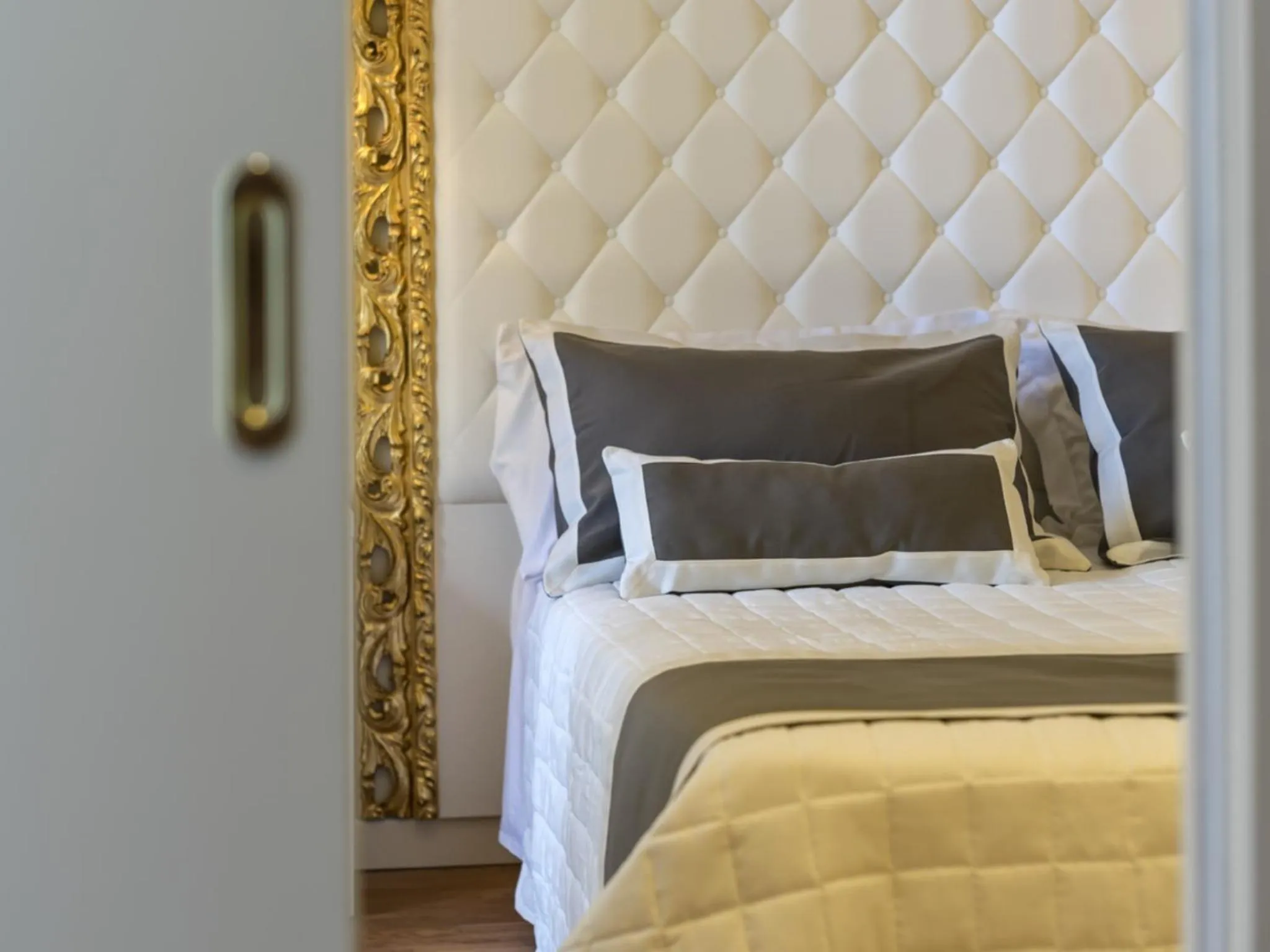 Photo of the whole room in Novecento Suite Hotel