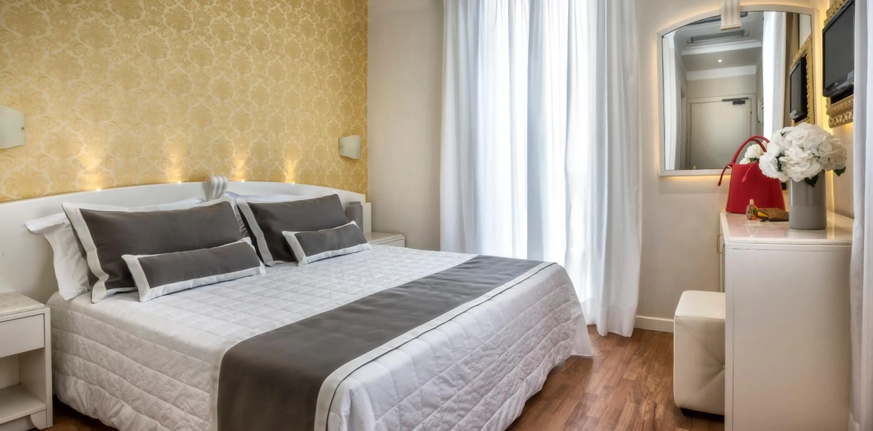 Photo of the whole room in Novecento Suite Hotel