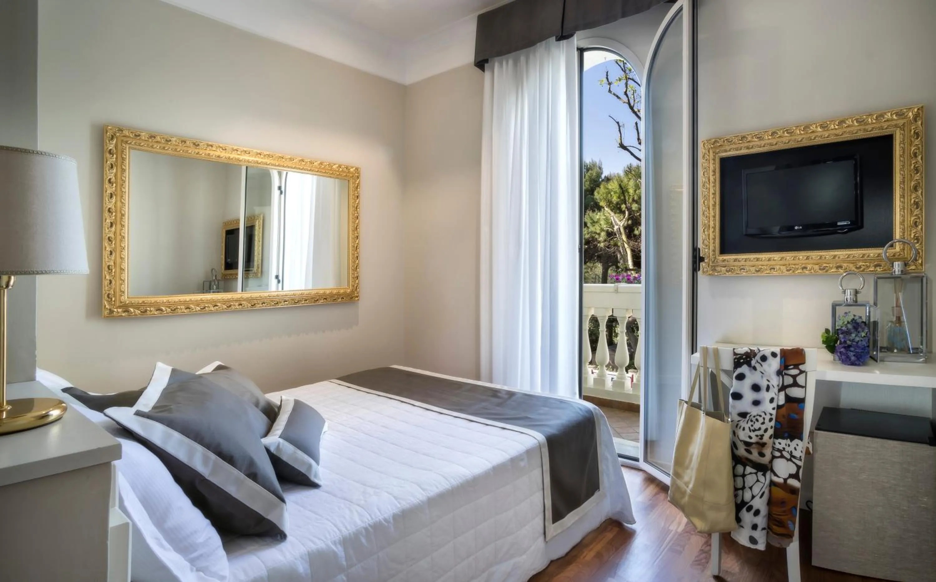 TV and multimedia in Novecento Suite Hotel