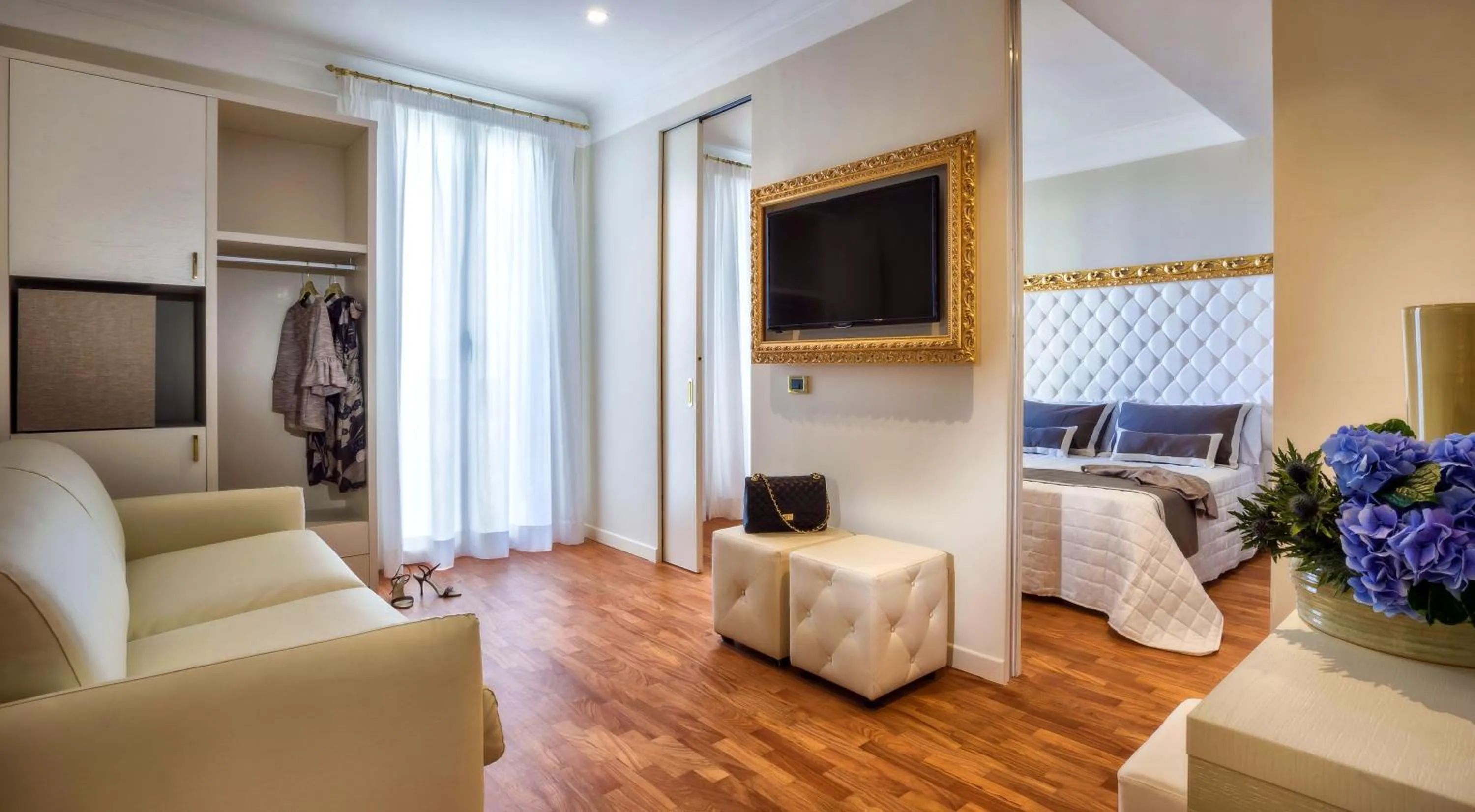 TV and multimedia in Novecento Suite Hotel