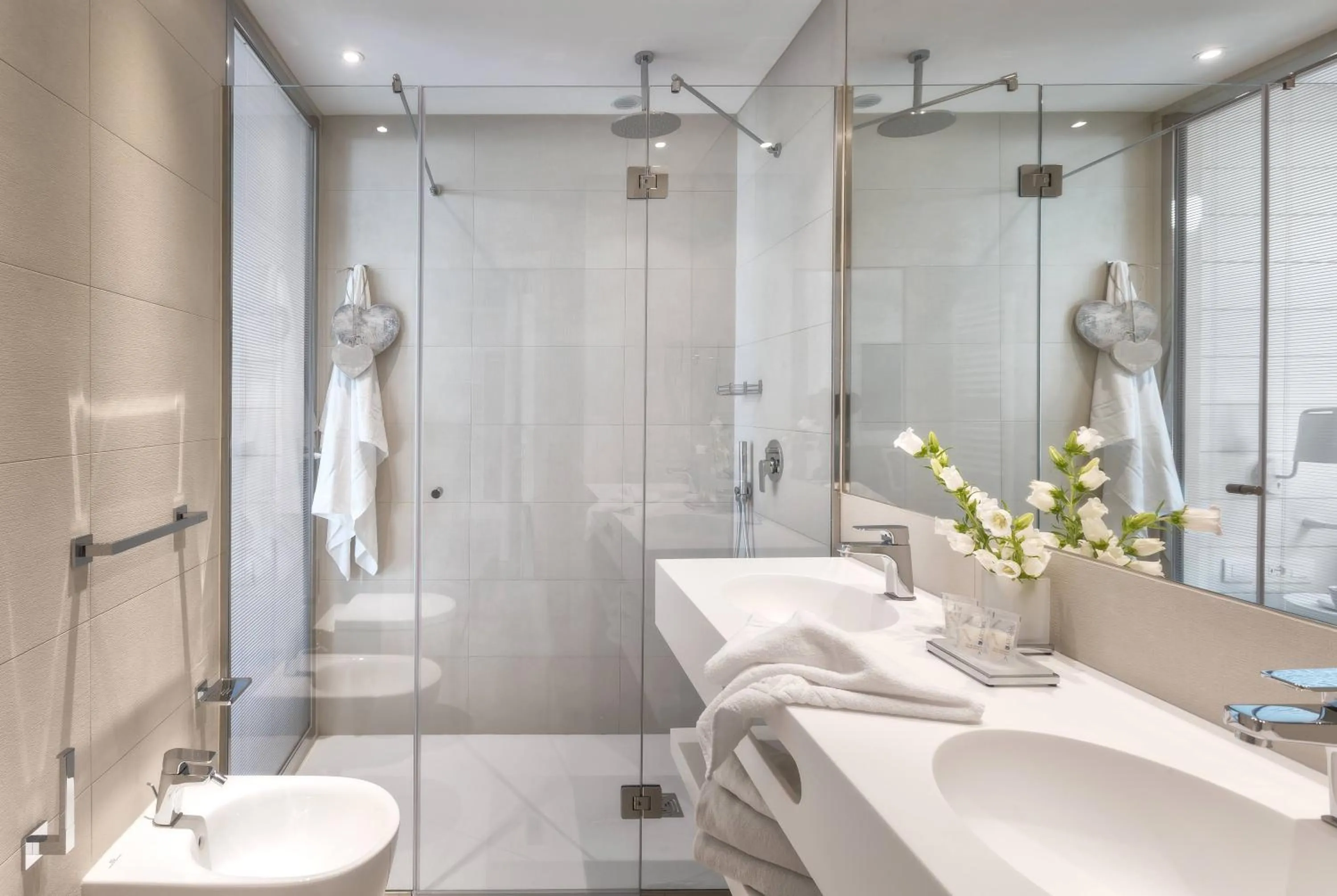 Shower in Novecento Suite Hotel