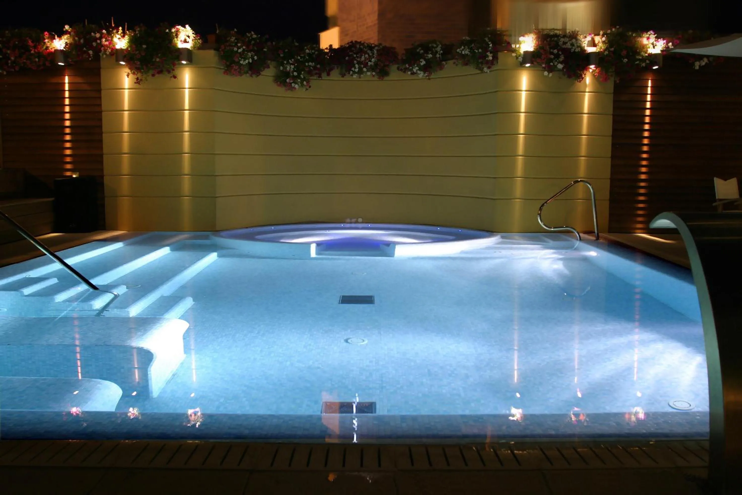 Swimming pool in Novecento Suite Hotel