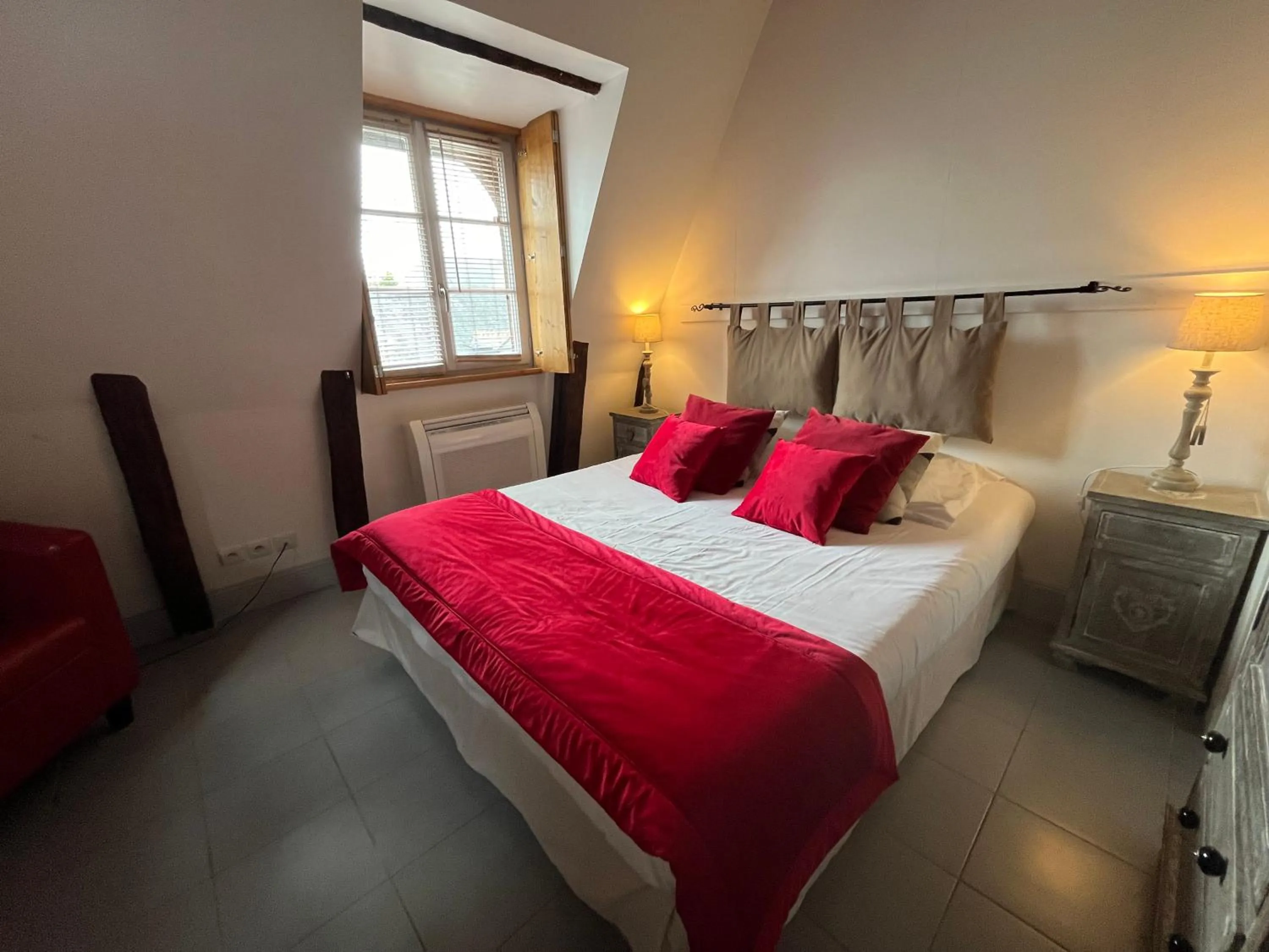 Bed in Hôtel-Restaurant-Chambre Insolite Spa - Le XII de Luynes