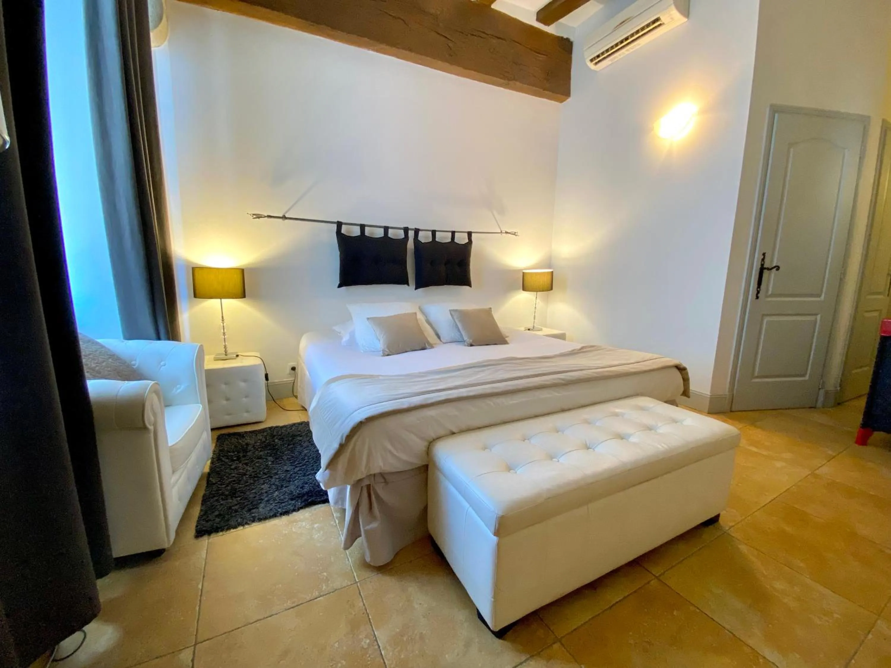 Bed in Hôtel-Restaurant-Chambre Insolite Spa - Le XII de Luynes