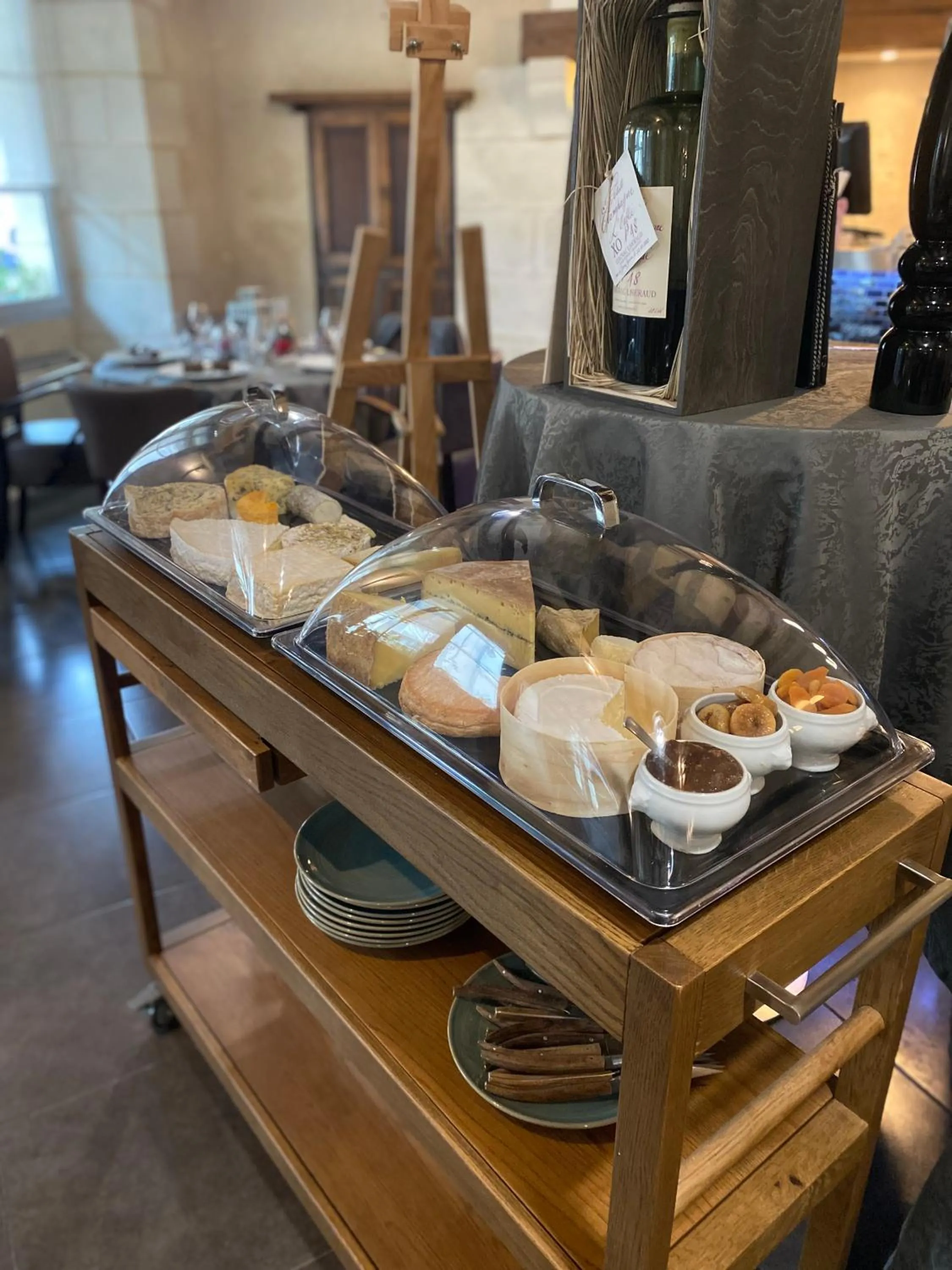 Food and drinks in Hôtel-Restaurant-Chambre Insolite Spa - Le XII de Luynes