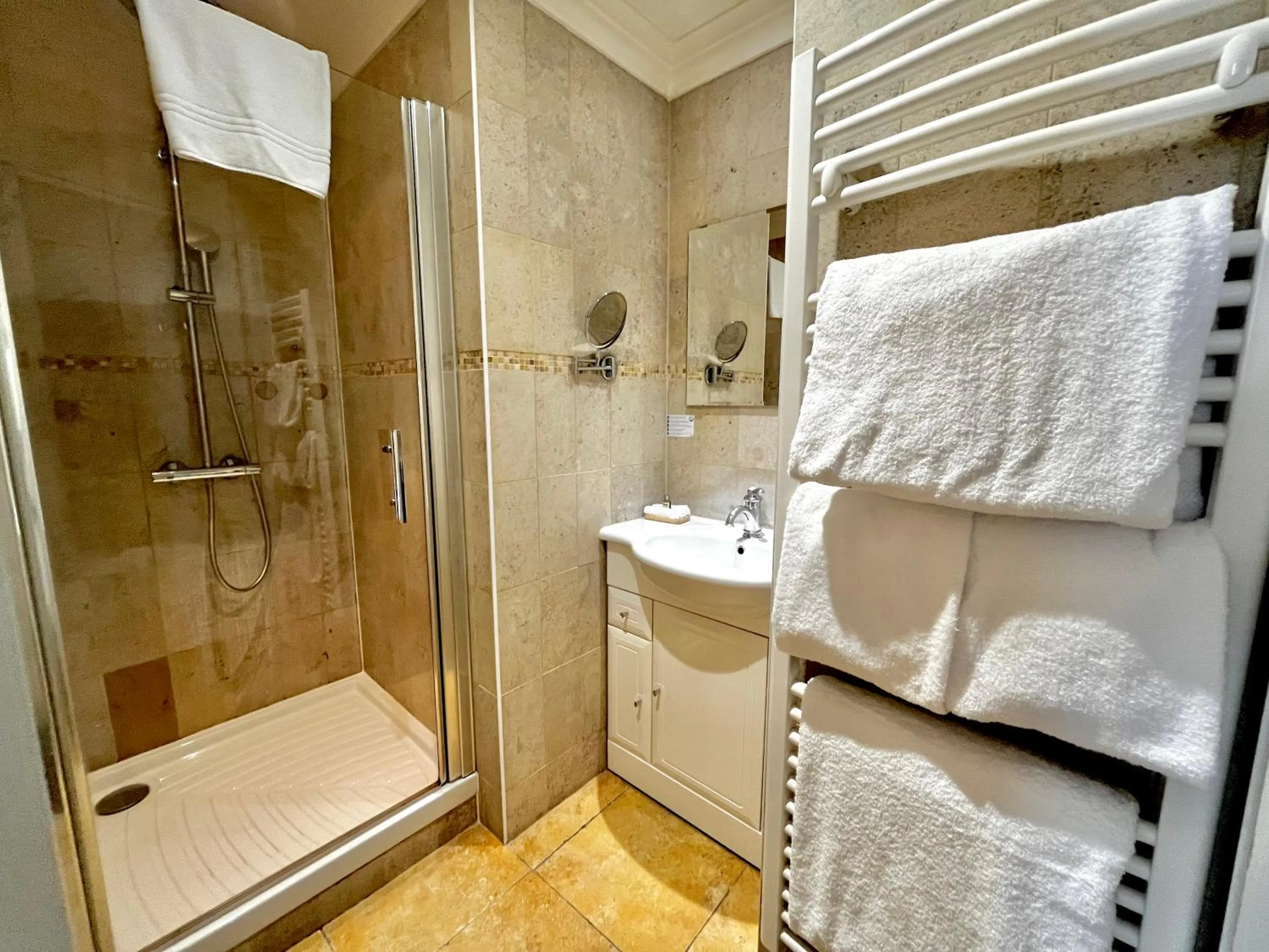 Shower in Hôtel-Restaurant-Chambre Insolite Spa - Le XII de Luynes