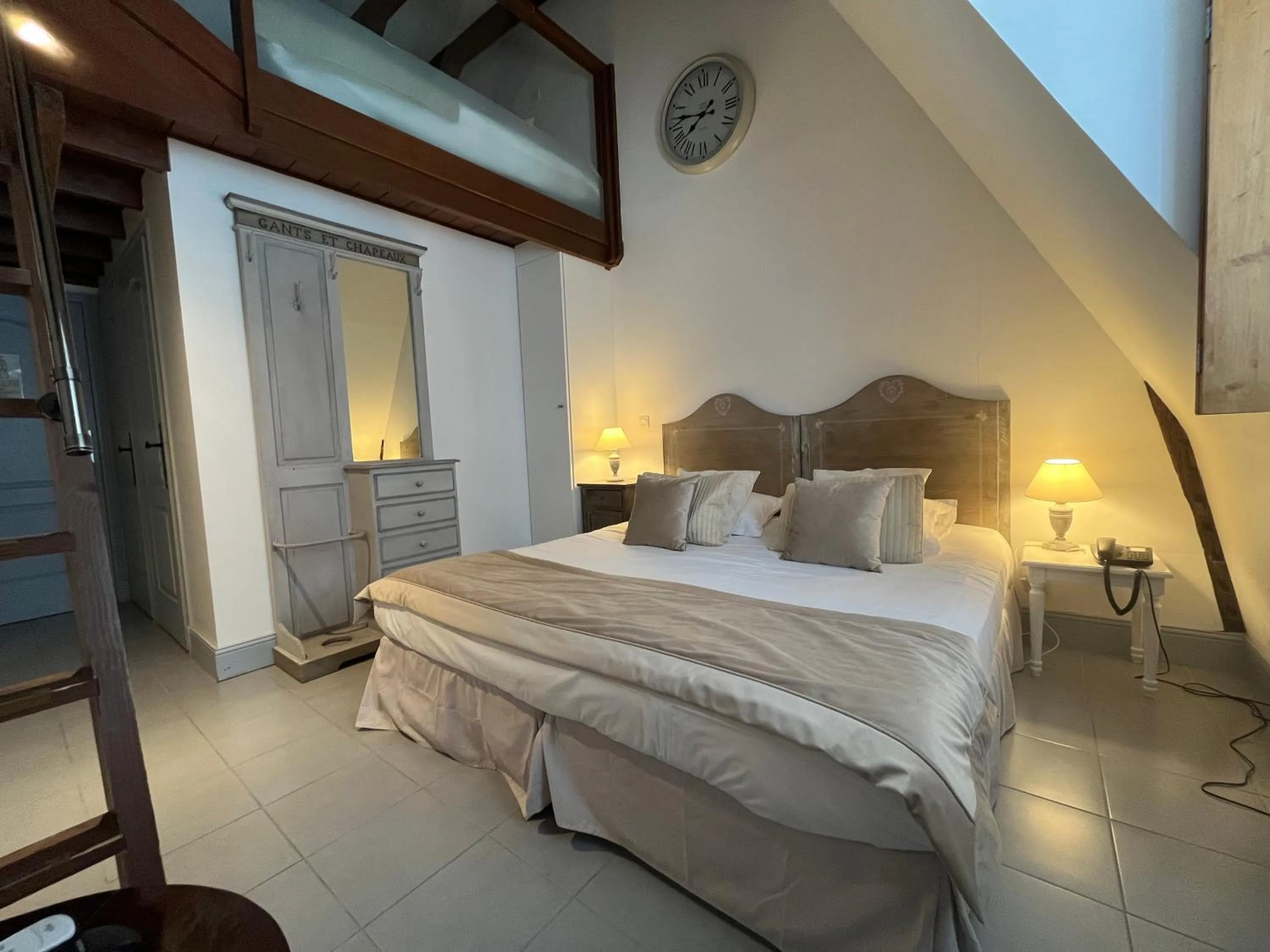 Bed in Hôtel-Restaurant-Chambre Insolite Spa - Le XII de Luynes