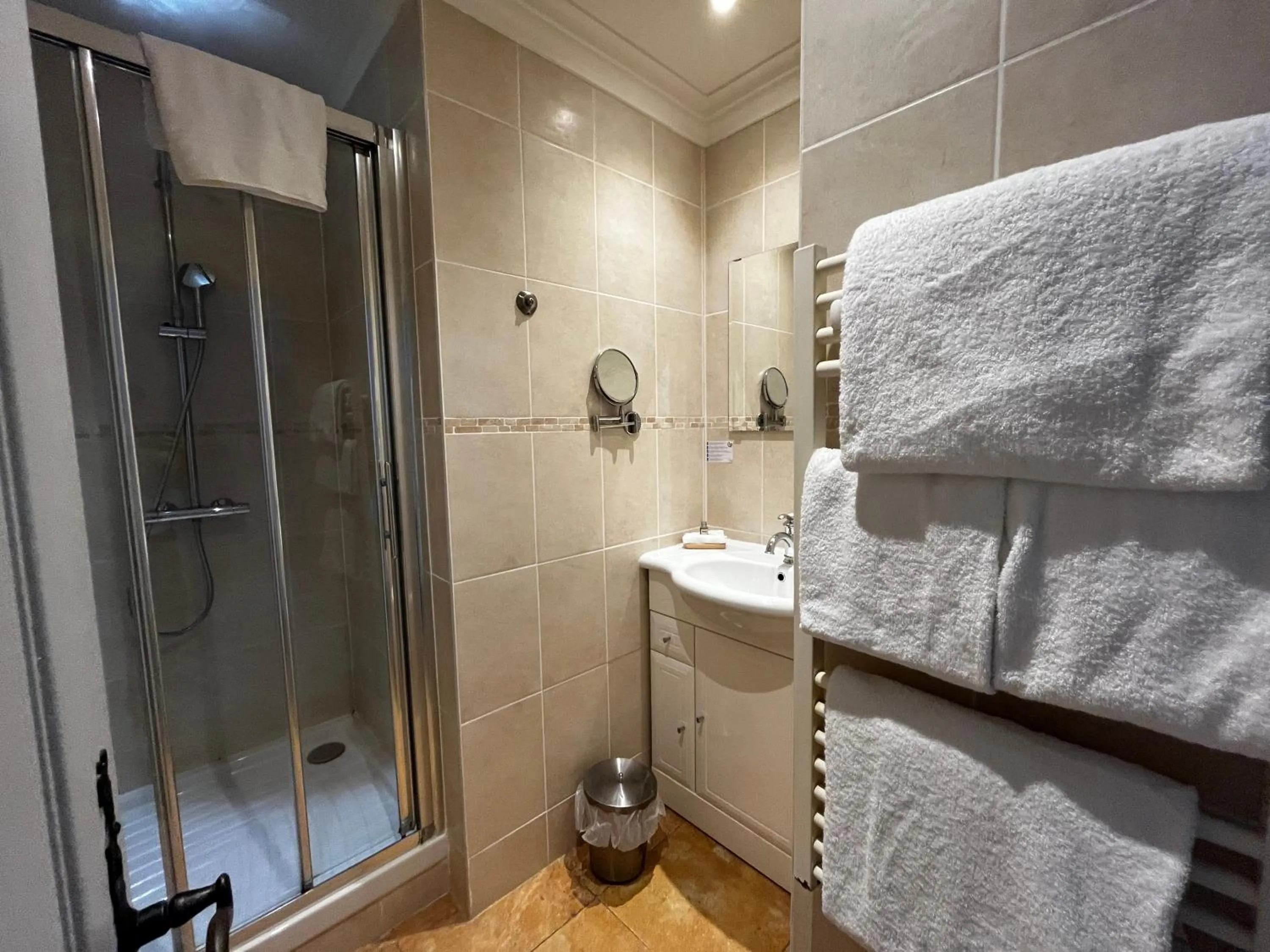 Shower in Hôtel-Restaurant-Chambre Insolite Spa - Le XII de Luynes