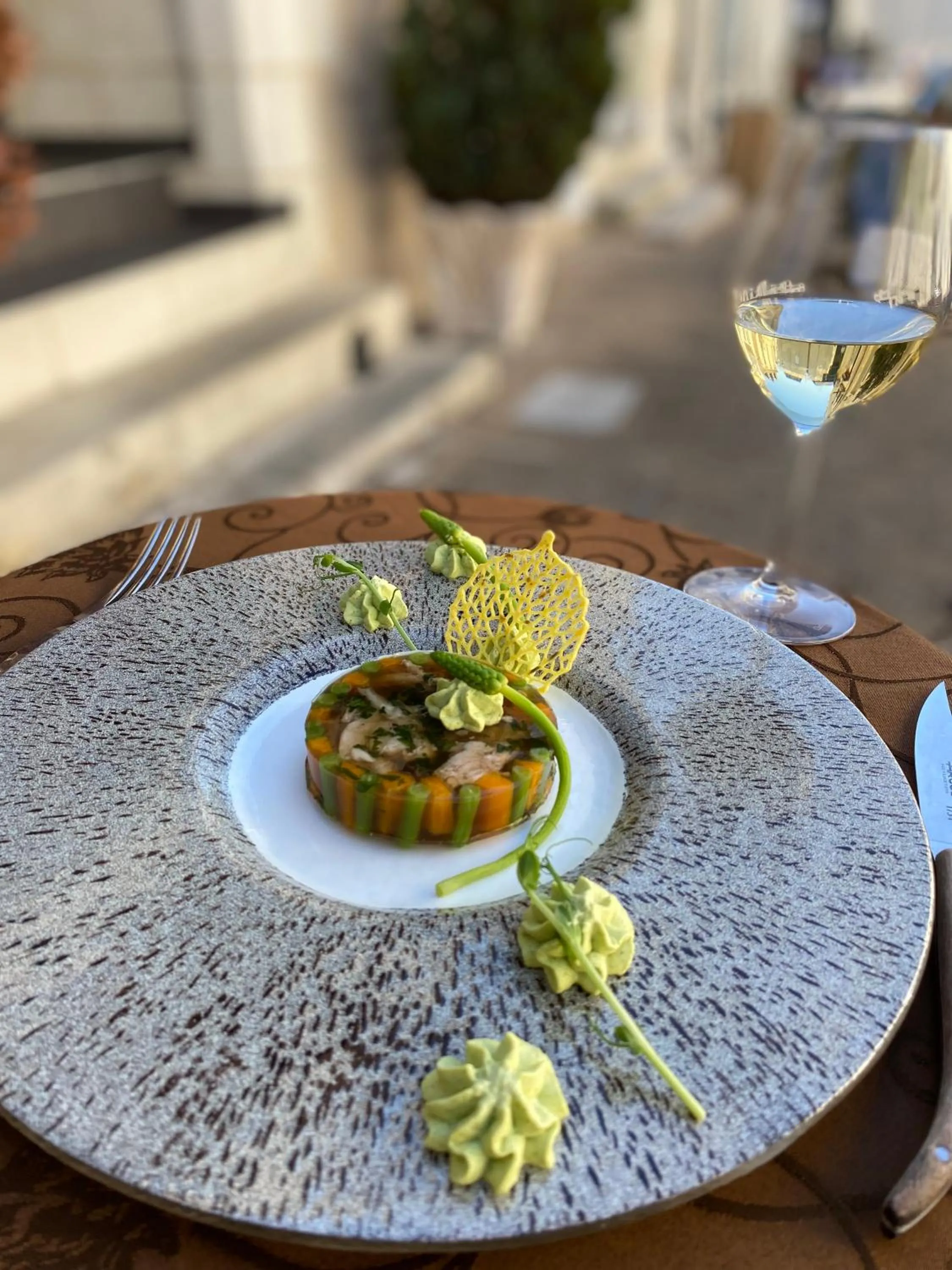 Food and drinks in Hôtel-Restaurant-Chambre Insolite Spa - Le XII de Luynes